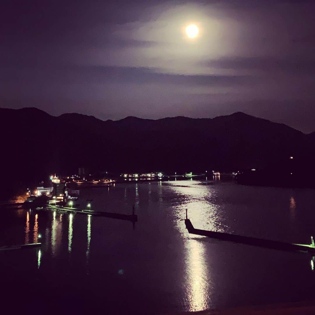 前川泰之さんのインスタグラム写真 - (前川泰之Instagram)「幻想的な夜の景色でした✨ さて、出発の準備だ！皆さんも良い一日になりますように^_^ #夜の景色 #幻想的」6月18日 3時20分 - maekawa_yasuyuki_official