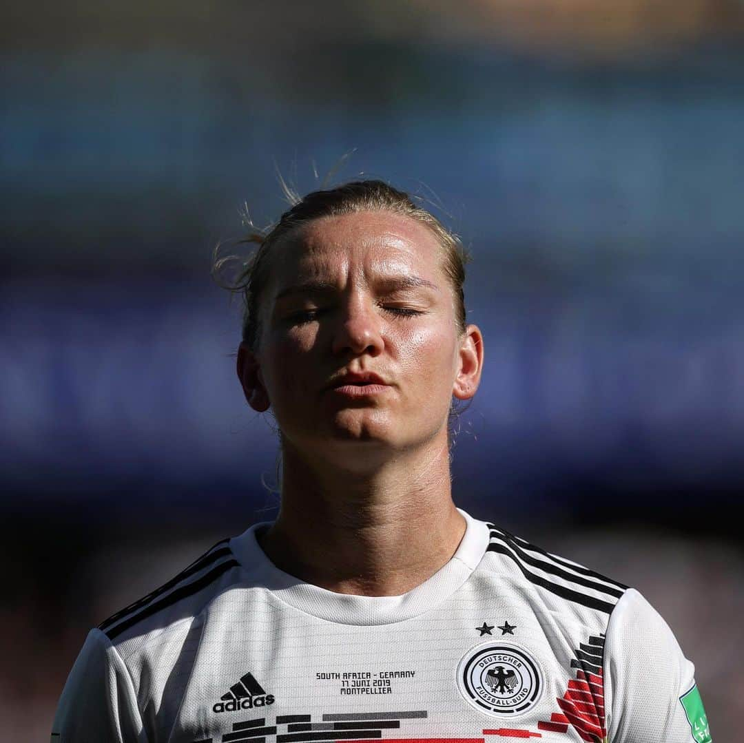 FIFAワールドカップさんのインスタグラム写真 - (FIFAワールドカップInstagram)「📸 Make a wish 📸 100% record for 🇩🇪 #FIFAWWC #Germany #DareToShine #Montpellier #Popp #Deutschland」6月18日 3時20分 - fifaworldcup