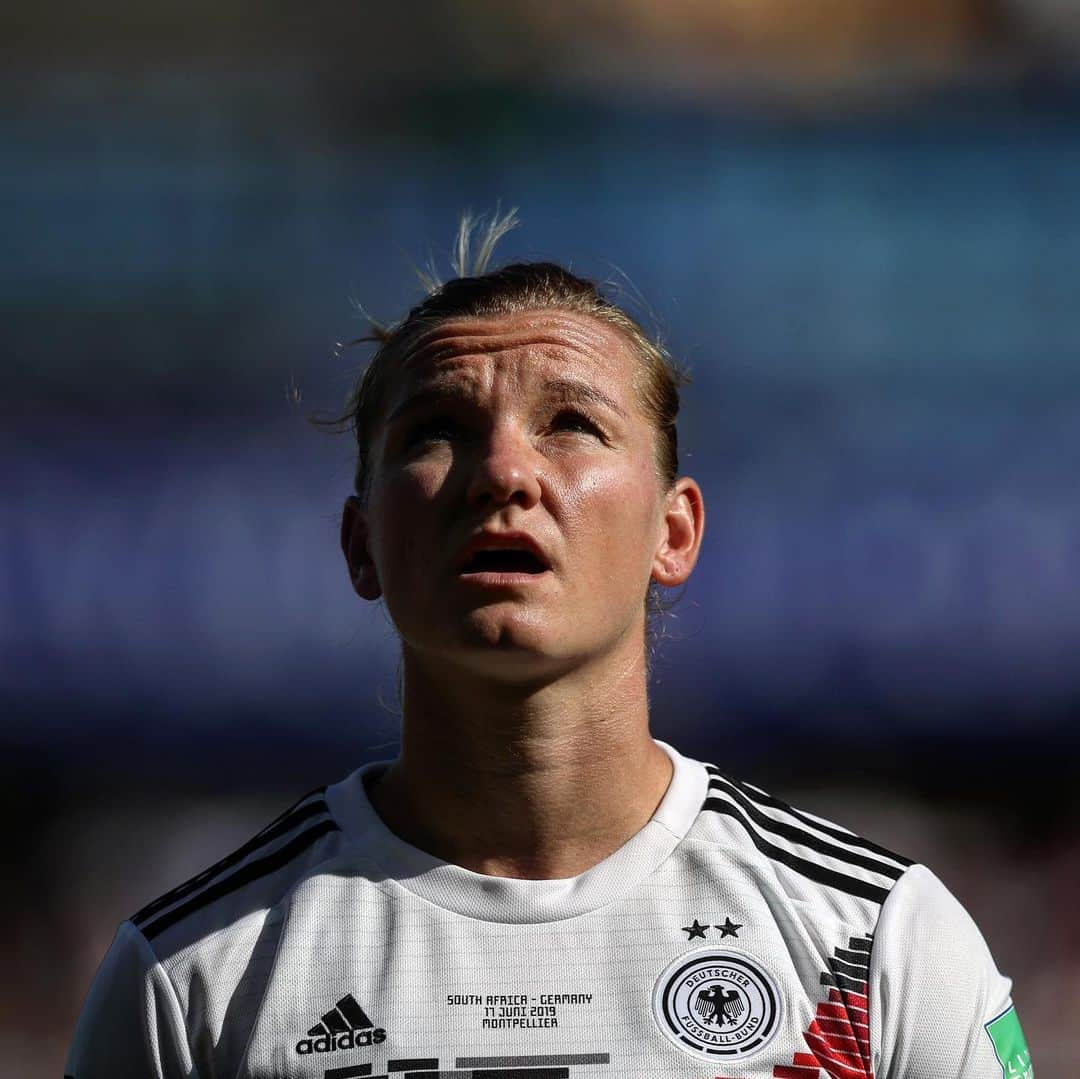 FIFAワールドカップさんのインスタグラム写真 - (FIFAワールドカップInstagram)「📸 Make a wish 📸 100% record for 🇩🇪 #FIFAWWC #Germany #DareToShine #Montpellier #Popp #Deutschland」6月18日 3時20分 - fifaworldcup