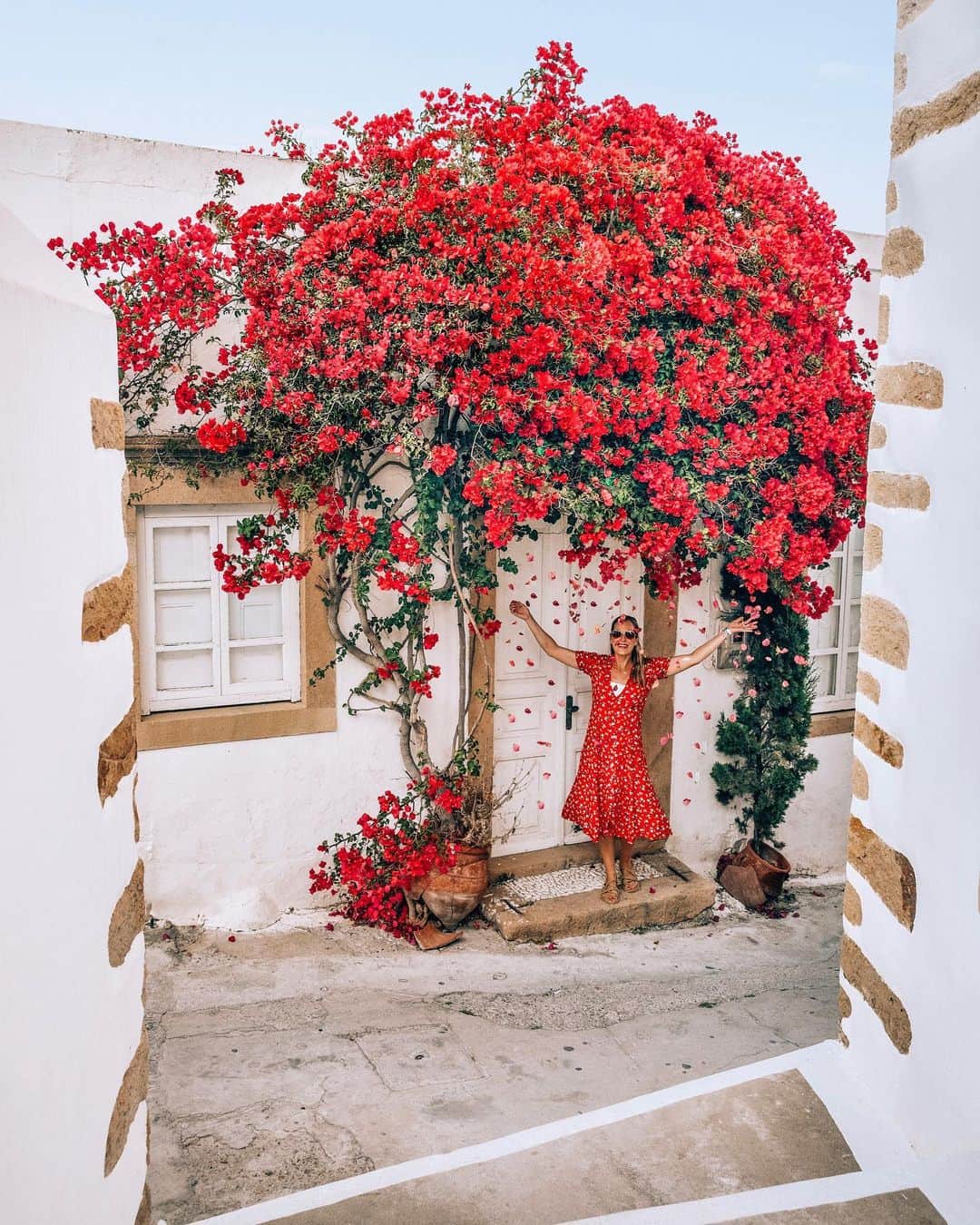 Izkizのインスタグラム：「Exploring Greek Islands on the 3 day visa free tour with @tatilsepeticom 💙 🇬🇷 We have been to 5 islands so far and our first stop was Patmos. This cute island which is only 34 square kilometers is situated in the Aegean sea and is one of the Dodecanese islands. Our time there was short but sweet, we ate delicious gyros and explored the cute narrow streets. Stay tuned for more of our cruise ship adventures! 🚢 #tatilsebebimvar」