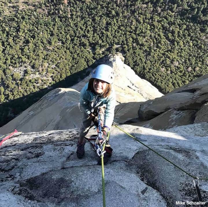 ABC Newsさんのインスタグラム写真 - (ABC NewsInstagram)「10-year-old Selah Schneiter becomes the youngest climber on record to make it to the top of "The Nose" route on El Capitan—one of the most challenging and infamous vertical rock formations in Yosemite. #yosemite #climbing #mountainclimbing」6月18日 3時38分 - abcnews