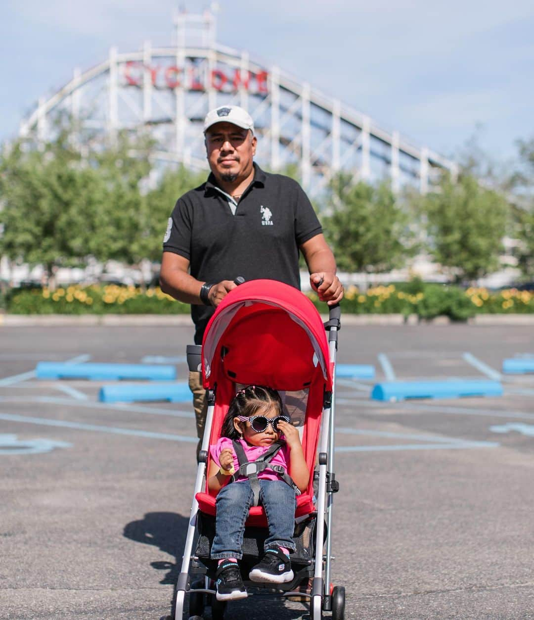 ジェシカ・サインフェルドさんのインスタグラム写真 - (ジェシカ・サインフェルドInstagram)「Hoping everyone had a great Father’s Day. @goodplusfdn celebrated Father's Day with our friends at @nycyouth by bringing fathers, mothers and children to New York Aquarium for a day of scavenger hunts, prizes and theater shows. A special thanks to our friends @uppababy for generously providing brand new strollers to dads in attendance so they could enjoy exploring all the new exhibits. #DYCDSeaDad #UPPAbabyGivesBack"」6月18日 3時41分 - jessseinfeld