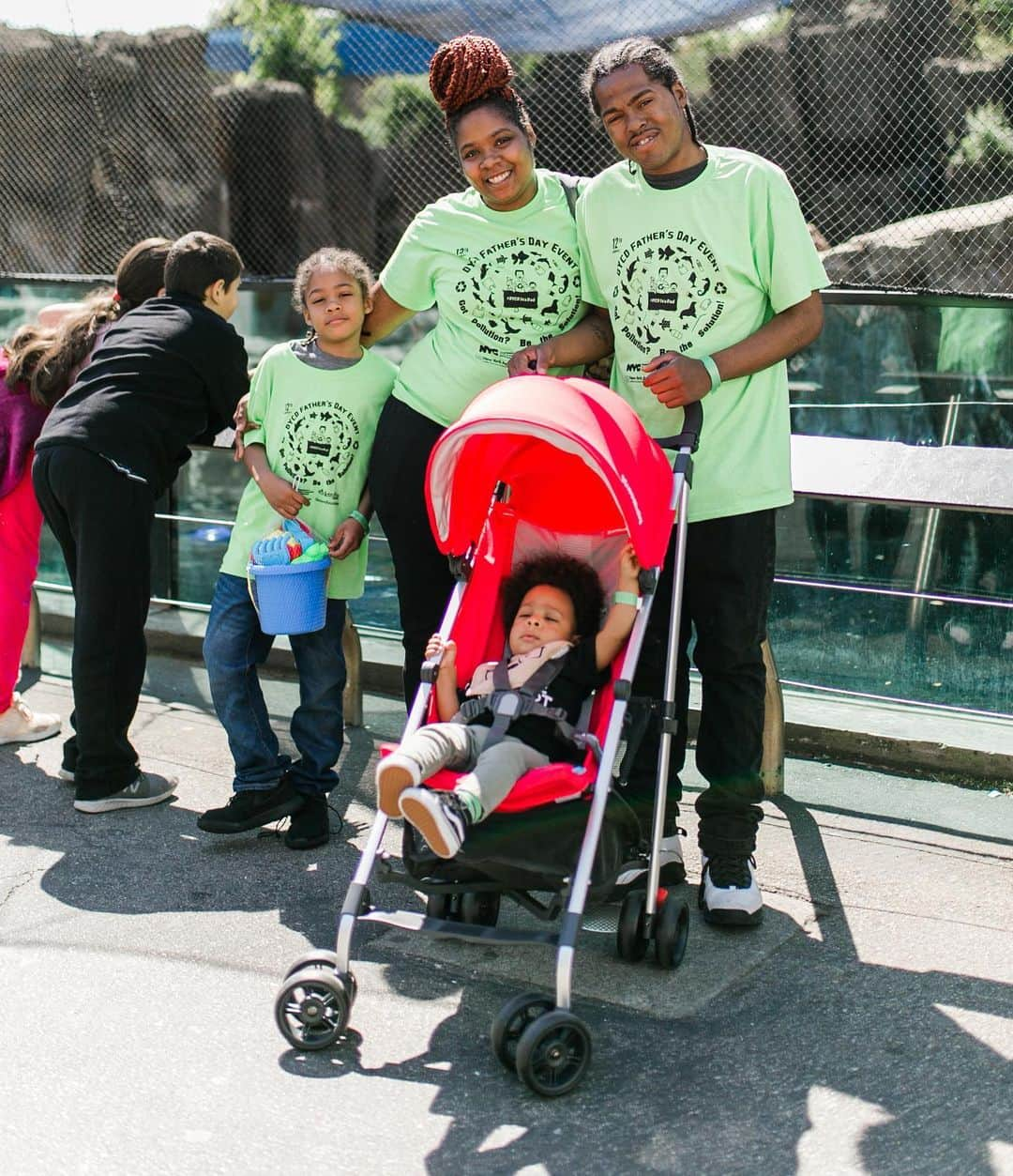 ジェシカ・サインフェルドさんのインスタグラム写真 - (ジェシカ・サインフェルドInstagram)「Hoping everyone had a great Father’s Day. @goodplusfdn celebrated Father's Day with our friends at @nycyouth by bringing fathers, mothers and children to New York Aquarium for a day of scavenger hunts, prizes and theater shows. A special thanks to our friends @uppababy for generously providing brand new strollers to dads in attendance so they could enjoy exploring all the new exhibits. #DYCDSeaDad #UPPAbabyGivesBack"」6月18日 3時41分 - jessseinfeld