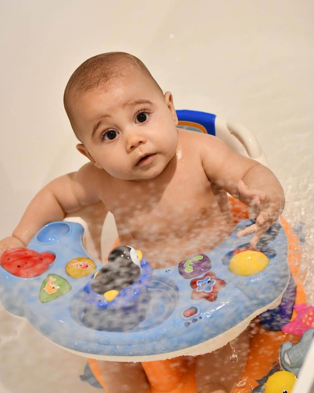 ヘスス・フェルナンデス・サエスのインスタグラム：「Más contento que ná. ⠀⠀⠀⠀⠀⠀⠀⠀⠀ ⠀⠀⠀⠀⠀⠀⠀⠀⠀ El y sus bañitos.. 👶🏻」