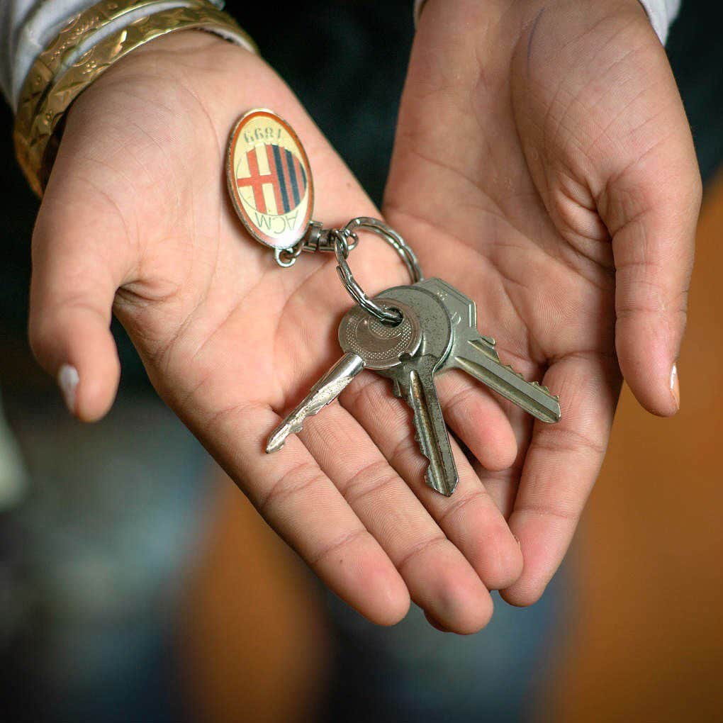 unicefさんのインスタグラム写真 - (unicefInstagram)「“These are my house keys. I brought them with me because when we go back to Syria, I’m going to be the one who opens the door.” Rudaina, 11, still has her house keys from Syria in Za’atari refugee camp, Jordan. “My parents tell me that Syria is beautiful. I was so little that I don’t remember.” Rudaina is in fourth grade and her favourite subject is maths. She dreams of becoming a pediatrician when she grows up.  Children uprooted from their homes, fleeing violence and everything they know, need protection, support and care to thrive. This World #RefugeeDay, and every day, stand #WithRefugees. #AChildIsAChild © UNICEF/UN0264941 & UN0264940/Herwig」6月18日 3時43分 - unicef