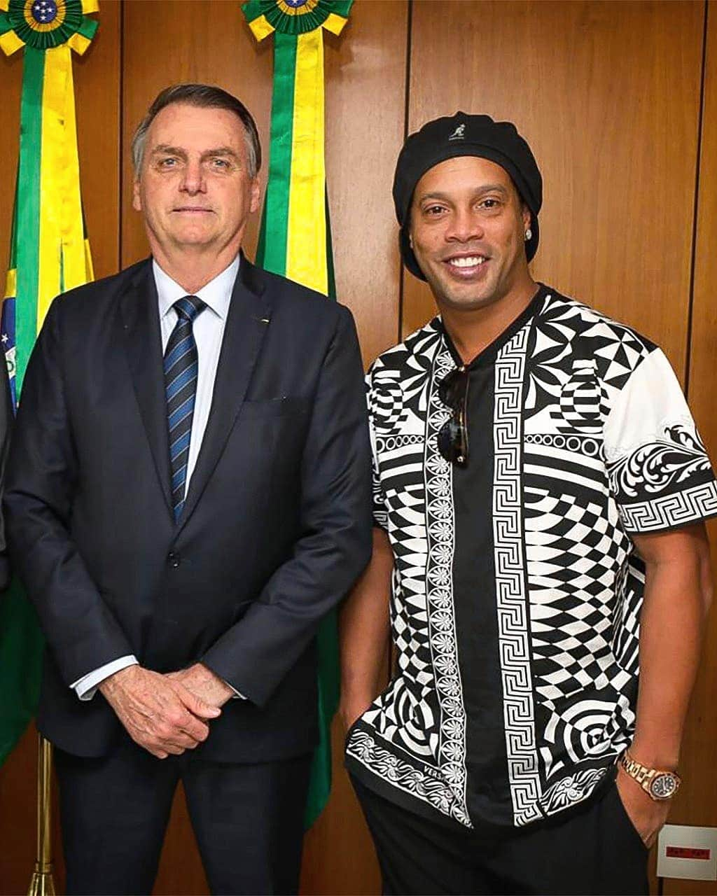 ロナウジーニョさんのインスタグラム写真 - (ロナウジーニョInstagram)「Um prazer enorme encontrar nosso presidente @jairmessiasbolsonaro 🤙🏾🇧🇷」6月18日 3時44分 - ronaldinho