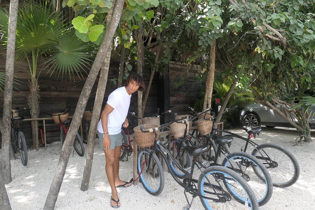 ナタン・アケのインスタグラム：「Going Dutch abroad🤪🚲」