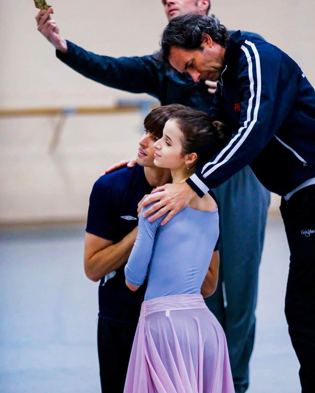 マリア・コーレワさんのインスタグラム写真 - (マリア・コーレワInstagram)「Tomorrow! 🌹 Performing my beloved “Paquita” by the great @smekalove (+Petipa) with my amazing friend @_xander and the gorgeous dancers of the @mariinsky !!! 😍 Gypsies and officers, love and lies, Spain, sun and summer - that’s all about this ballet! 🔥☀️ Very much thrilled to perform! 🙏🏻 Photos from the rehearsal process by @silaavvakum 🌸 #paquita #yurismekalov #xanderparish #mariakhoreva」6月18日 3時56分 - marachok