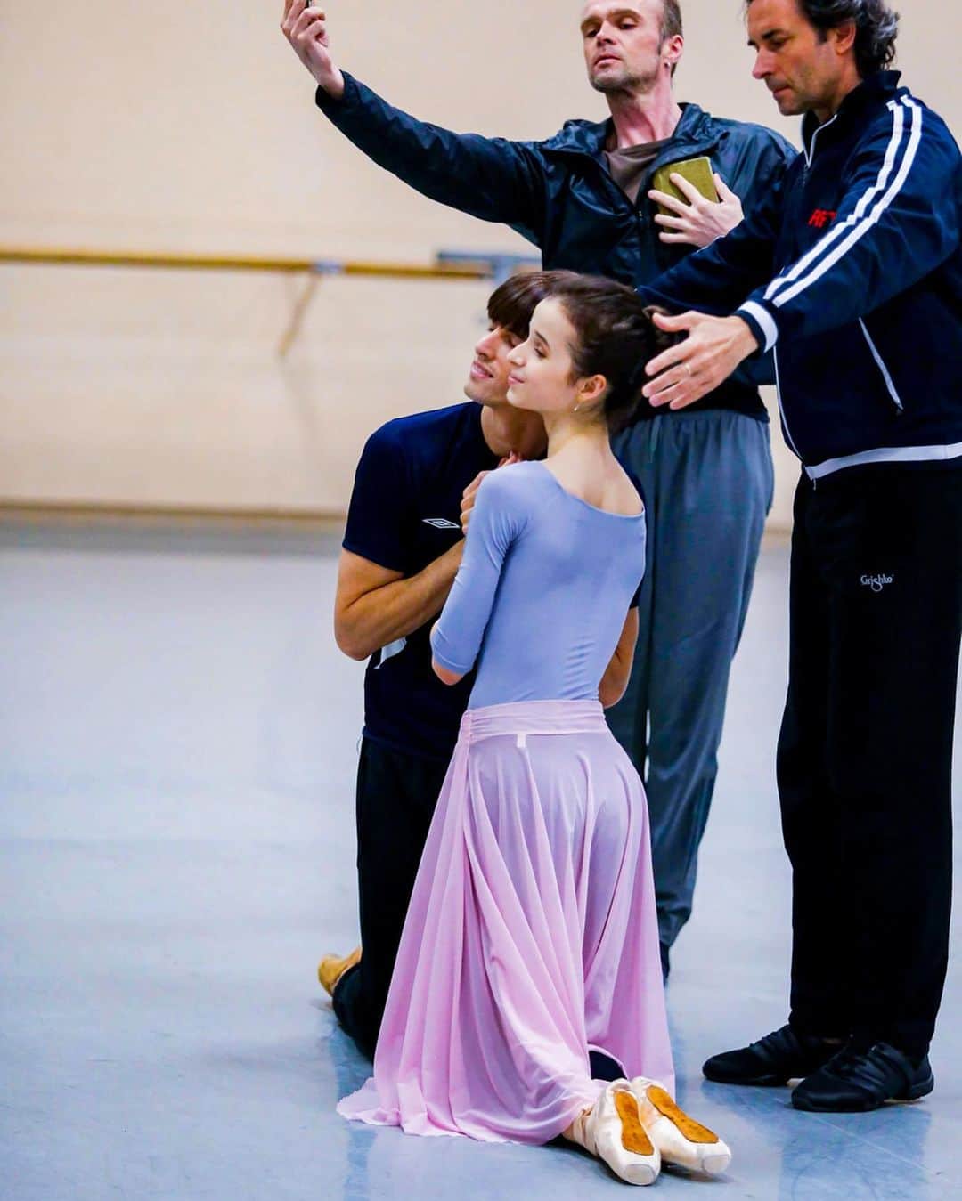 マリア・コーレワさんのインスタグラム写真 - (マリア・コーレワInstagram)「Tomorrow! 🌹 Performing my beloved “Paquita” by the great @smekalove (+Petipa) with my amazing friend @_xander and the gorgeous dancers of the @mariinsky !!! 😍 Gypsies and officers, love and lies, Spain, sun and summer - that’s all about this ballet! 🔥☀️ Very much thrilled to perform! 🙏🏻 Photos from the rehearsal process by @silaavvakum 🌸 #paquita #yurismekalov #xanderparish #mariakhoreva」6月18日 3時56分 - marachok