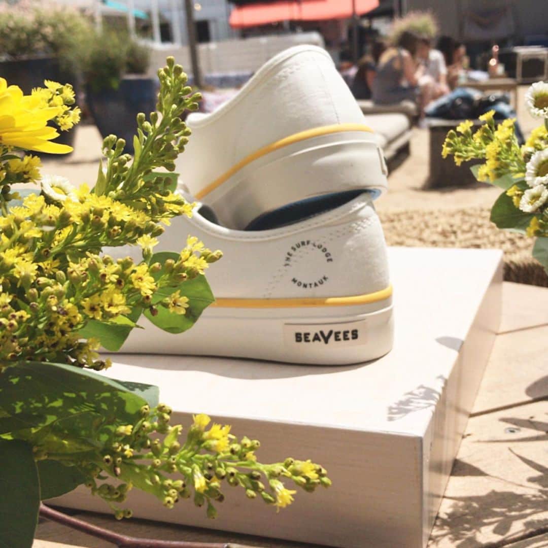 シービーズのインスタグラム：「Back in the office, but in our ❤️ we’re still in Montauk celebrating the launch of @thesurflodge’s official shoe of summer. #showupinseavees」