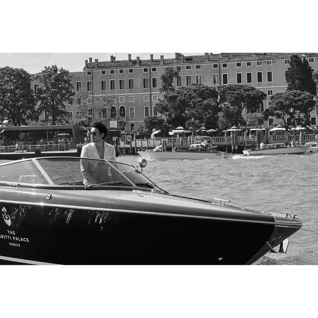 フー・ビンさんのインスタグラム写真 - (フー・ビンInstagram)「This has got to be in one of my sweet dreams where I get to roam around Venice in a cool looking yacht while sun kissed by Venetian sunshine. Well today dream becomes the reality. Great time spent exploring my favorite part of Venice in style. @ferrettigroup @rivayacht @thegrittipalace  #hubing #lifestyle #ferrettigroup #rivayachts #grittipalace #venice #sunshine #luxurylifestyle #후빙#胡兵 #フービン #胡兵时尚观点 #胡兵全球Go  #fashiontrip #fashion #fashionicon #fashionindustry #gentlemen #chinesegentlemen #actor #chineseactor #chinesemodel #asianactor #style #styleman #menswear #mensstyle」6月18日 4時06分 - hubing
