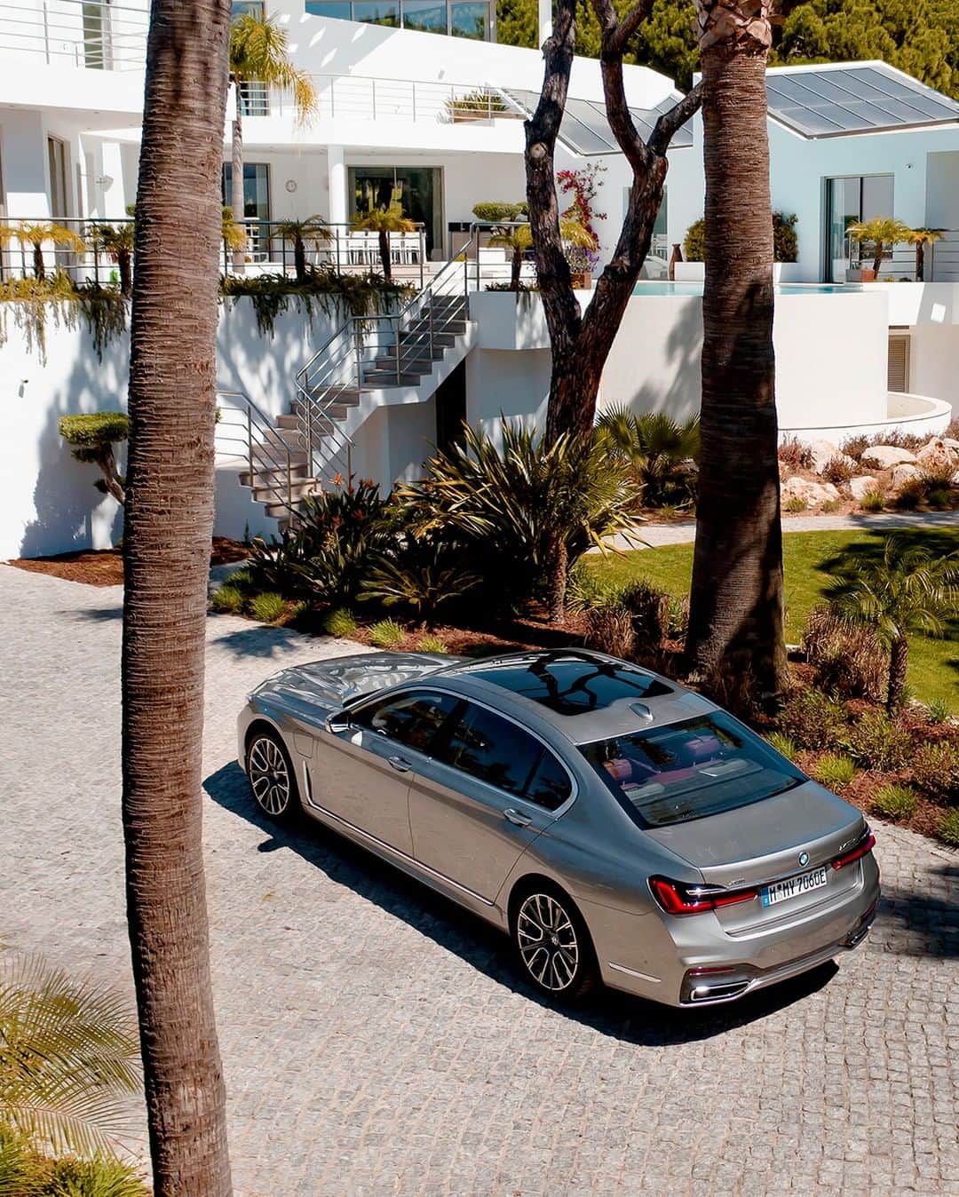 BMWのインスタグラム：「Delightful moments are waiting for you. THE 7. #THE7 #BMW #7Series __ BMW 745Le xDrive Sedan: Energy consumption in kWh/100 km (combined): 16.3 - 15.8. Fuel consumption in l/100 km (combined): 2.6 - 2.3. CO2 emissions in g/km (combined): 59 - 52, exhaust standard EU6d-TEMP. The values of fuel consumptions, CO2 emissions and energy consumptions shown were determined according to the European Regulation (EC) 715/2007 in the version applicable at the time of type approval. The figures refer to a vehicle with basic configuration in Germany and the range shown considers optional equipment and the different size of wheels and tires available on the selected model. The values of the vehicles are already based on the new WLTP regulation and are translated back into NEDC-equivalent values in order to ensure the comparison between the vehicles. [With respect to these vehicles, for vehicle related taxes or other duties based (at least inter alia) on CO2-emissions the CO2 values may differ to the values stated here.] The CO2 efficiency specifications are determined according to Directive 1999/94/EC and the European Regulation in its current version applicable. The values shown are based on the fuel consumption, CO2 values and energy consumptions according to the NEDC cycle for the classification. For further information about the official fuel consumption and the specific CO2 emission of new passenger cars can be taken out of the „handbook of fuel consumption, the CO2 emission and power consumption of new passenger cars“, which is available at all selling points and at https://www.dat.de/angebote/verlagsprodukte/leitfaden-kraftstoffverbrauch.html.」