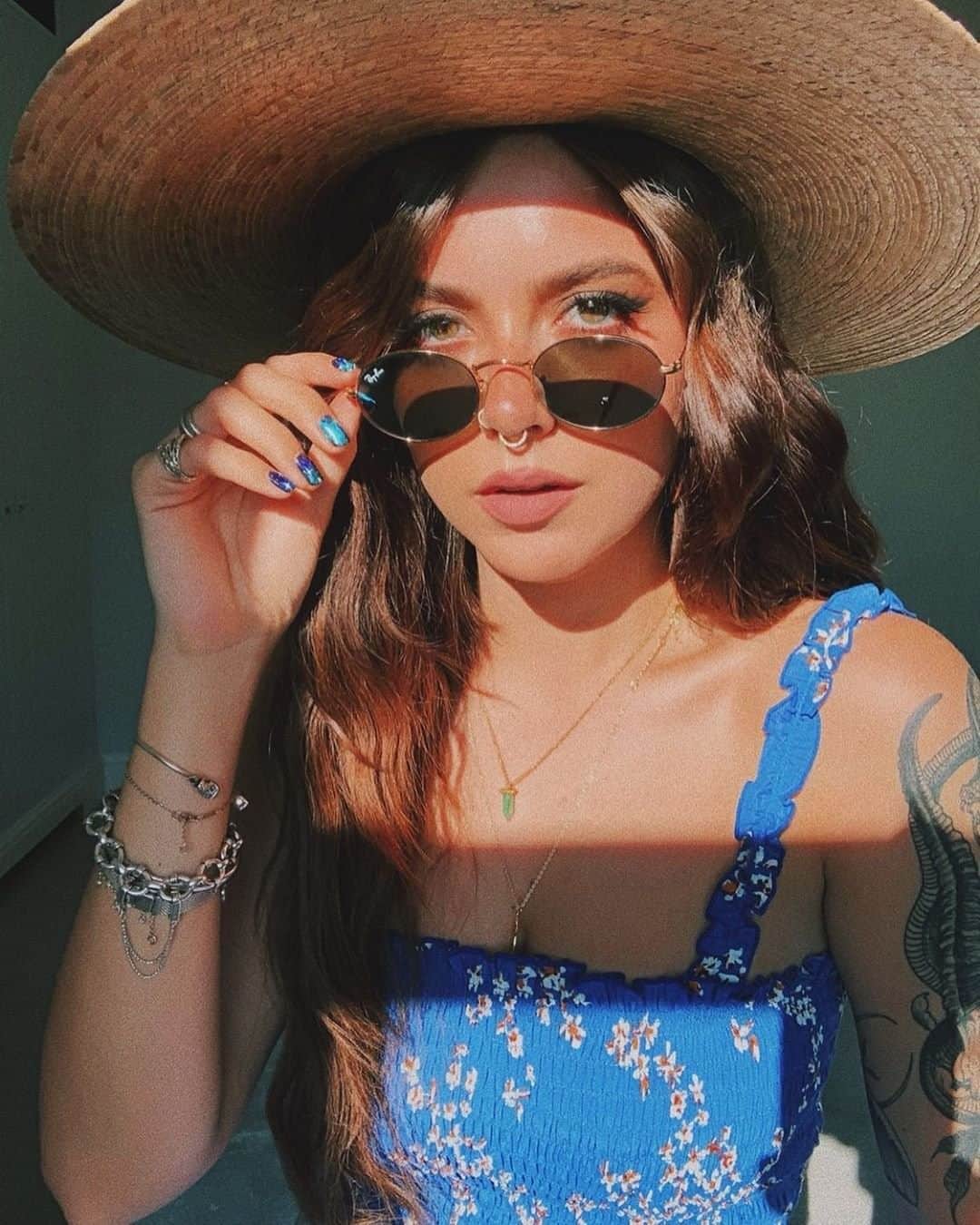 アクセサライズのインスタグラム：「Layer up your gold jewellery this summer for a boho festival vibe, as seen on street styler. 📸: @sunbeamsjess.  Tap the link in the bio to shop now.  #Accessorize」