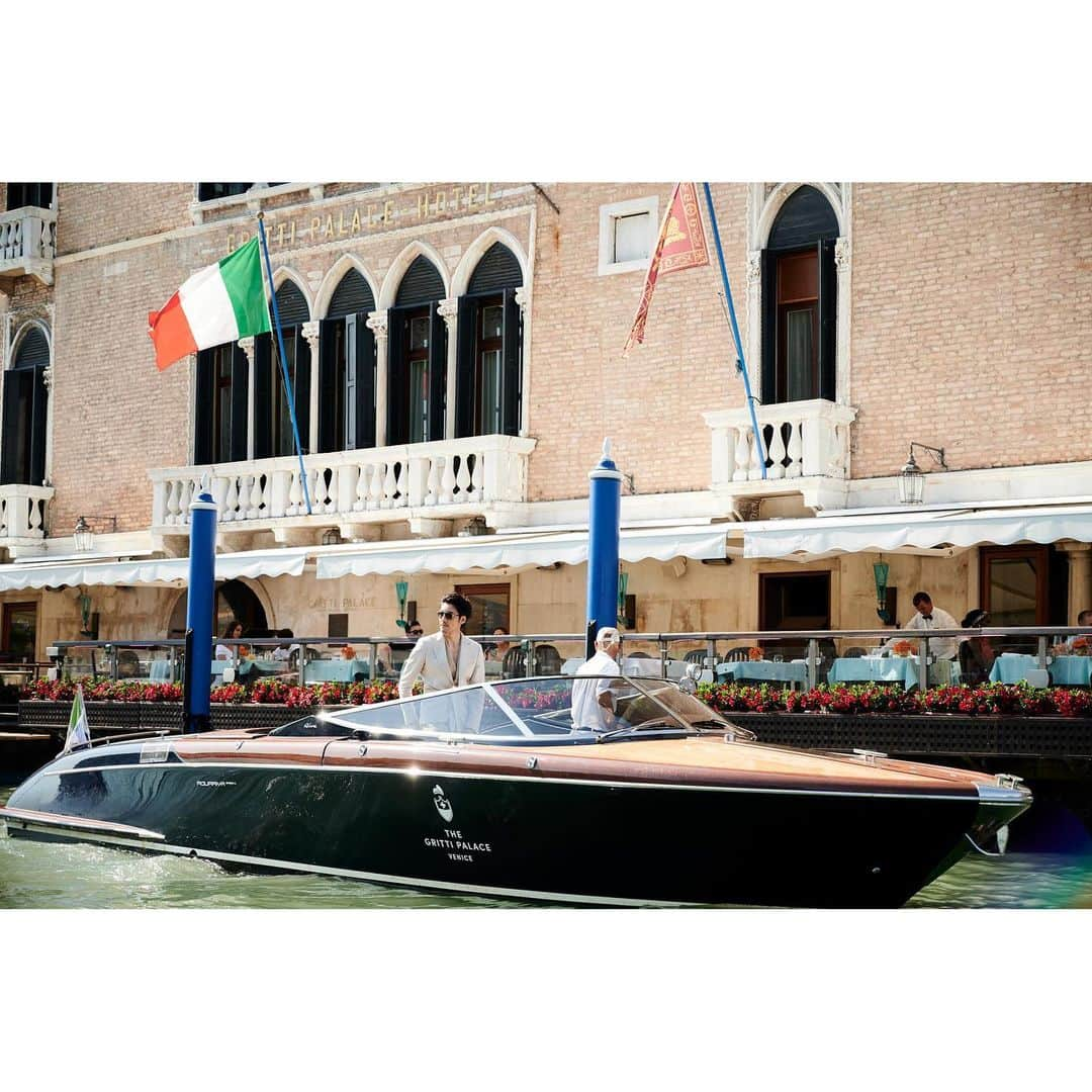 フー・ビンさんのインスタグラム写真 - (フー・ビンInstagram)「Thank you @thegrittipalace for a special chauffeur service!  #hubing #lifestyle #ferrettigroup #rivayachts #grittipalace #venice #sunshine #luxurylifestyle #후빙#胡兵 #フービン #胡兵时尚观点 #胡兵全球Go  #fashiontrip #fashion #fashionicon #fashionindustry #gentlemen #chinesegentlemen #actor #chineseactor #chinesemodel #asianactor #style #styleman #menswear #mensstyle」6月18日 4時08分 - hubing