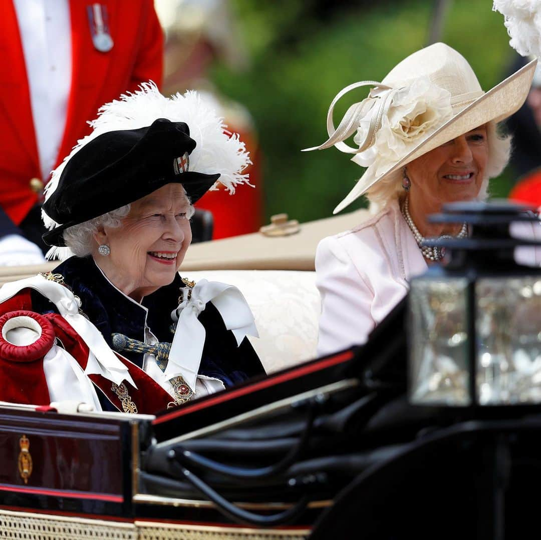 クラレンス邸さんのインスタグラム写真 - (クラレンス邸Instagram)「The Prince of Wales and The Duchess of Cornwall attended the #GarterDay service today at Windsor Castle alongside other Members of the Royal Family.  This annual event celebrates the Order of the Garter – the most senior British Order of Chivalry - which dates back to 1348.  The Queen is Sovereign of the Garter and several senior Members of the Royal Family, including The Prince of Wales and The Duke of Cambridge, make up twenty-five knights chosen in recognition of their work.  The Knights are chosen from a variety of backgrounds, in recognition for public service.  The King of Spain and The King of the Netherlands also attended this year’s Garter Day, during which they were installed in St. George’s Chapel as Supernumerary, or ‘Stranger’, Knights of the Garter.  The Garter Day tradition dates back over 700 years when, in medieval times, King Edward III was inspired by tales of King Arthur and the chivalry of the Knights of the Round Table that he set up his own group of honourable knights, called the Order of the Garter. 📸 Royal Communications / Press Association」6月18日 4時20分 - clarencehouse