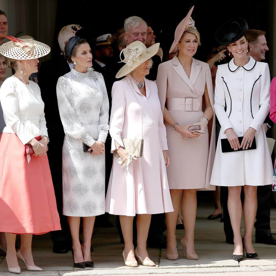 クラレンス邸さんのインスタグラム写真 - (クラレンス邸Instagram)「The Prince of Wales and The Duchess of Cornwall attended the #GarterDay service today at Windsor Castle alongside other Members of the Royal Family.  This annual event celebrates the Order of the Garter – the most senior British Order of Chivalry - which dates back to 1348.  The Queen is Sovereign of the Garter and several senior Members of the Royal Family, including The Prince of Wales and The Duke of Cambridge, make up twenty-five knights chosen in recognition of their work.  The Knights are chosen from a variety of backgrounds, in recognition for public service.  The King of Spain and The King of the Netherlands also attended this year’s Garter Day, during which they were installed in St. George’s Chapel as Supernumerary, or ‘Stranger’, Knights of the Garter.  The Garter Day tradition dates back over 700 years when, in medieval times, King Edward III was inspired by tales of King Arthur and the chivalry of the Knights of the Round Table that he set up his own group of honourable knights, called the Order of the Garter. 📸 Royal Communications / Press Association」6月18日 4時20分 - clarencehouse