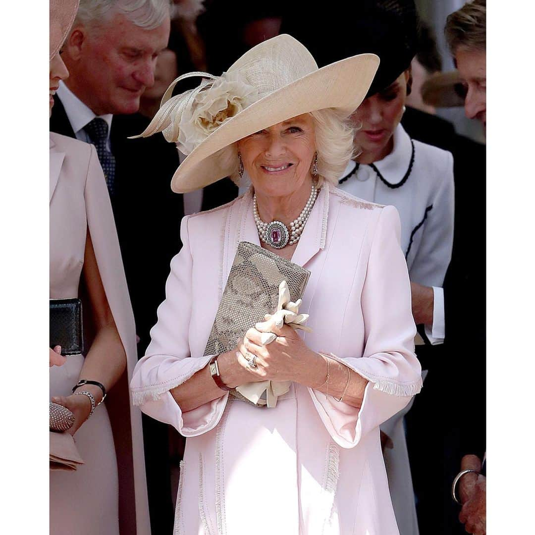 クラレンス邸さんのインスタグラム写真 - (クラレンス邸Instagram)「The Prince of Wales and The Duchess of Cornwall attended the #GarterDay service today at Windsor Castle alongside other Members of the Royal Family.  This annual event celebrates the Order of the Garter – the most senior British Order of Chivalry - which dates back to 1348.  The Queen is Sovereign of the Garter and several senior Members of the Royal Family, including The Prince of Wales and The Duke of Cambridge, make up twenty-five knights chosen in recognition of their work.  The Knights are chosen from a variety of backgrounds, in recognition for public service.  The King of Spain and The King of the Netherlands also attended this year’s Garter Day, during which they were installed in St. George’s Chapel as Supernumerary, or ‘Stranger’, Knights of the Garter.  The Garter Day tradition dates back over 700 years when, in medieval times, King Edward III was inspired by tales of King Arthur and the chivalry of the Knights of the Round Table that he set up his own group of honourable knights, called the Order of the Garter. 📸 Royal Communications / Press Association」6月18日 4時20分 - clarencehouse