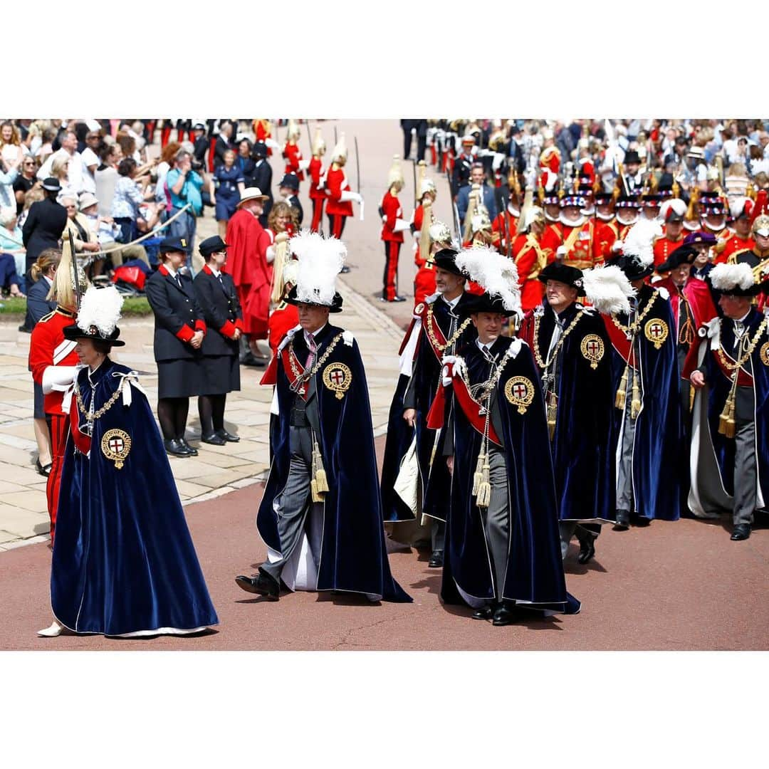 クラレンス邸さんのインスタグラム写真 - (クラレンス邸Instagram)「The Prince of Wales and The Duchess of Cornwall attended the #GarterDay service today at Windsor Castle alongside other Members of the Royal Family.  This annual event celebrates the Order of the Garter – the most senior British Order of Chivalry - which dates back to 1348.  The Queen is Sovereign of the Garter and several senior Members of the Royal Family, including The Prince of Wales and The Duke of Cambridge, make up twenty-five knights chosen in recognition of their work.  The Knights are chosen from a variety of backgrounds, in recognition for public service.  The King of Spain and The King of the Netherlands also attended this year’s Garter Day, during which they were installed in St. George’s Chapel as Supernumerary, or ‘Stranger’, Knights of the Garter.  The Garter Day tradition dates back over 700 years when, in medieval times, King Edward III was inspired by tales of King Arthur and the chivalry of the Knights of the Round Table that he set up his own group of honourable knights, called the Order of the Garter. 📸 Royal Communications / Press Association」6月18日 4時20分 - clarencehouse