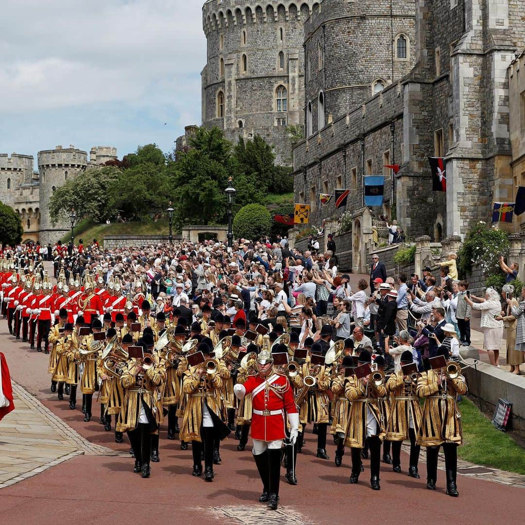 クラレンス邸さんのインスタグラム写真 - (クラレンス邸Instagram)「The Prince of Wales and The Duchess of Cornwall attended the #GarterDay service today at Windsor Castle alongside other Members of the Royal Family.  This annual event celebrates the Order of the Garter – the most senior British Order of Chivalry - which dates back to 1348.  The Queen is Sovereign of the Garter and several senior Members of the Royal Family, including The Prince of Wales and The Duke of Cambridge, make up twenty-five knights chosen in recognition of their work.  The Knights are chosen from a variety of backgrounds, in recognition for public service.  The King of Spain and The King of the Netherlands also attended this year’s Garter Day, during which they were installed in St. George’s Chapel as Supernumerary, or ‘Stranger’, Knights of the Garter.  The Garter Day tradition dates back over 700 years when, in medieval times, King Edward III was inspired by tales of King Arthur and the chivalry of the Knights of the Round Table that he set up his own group of honourable knights, called the Order of the Garter. 📸 Royal Communications / Press Association」6月18日 4時20分 - clarencehouse