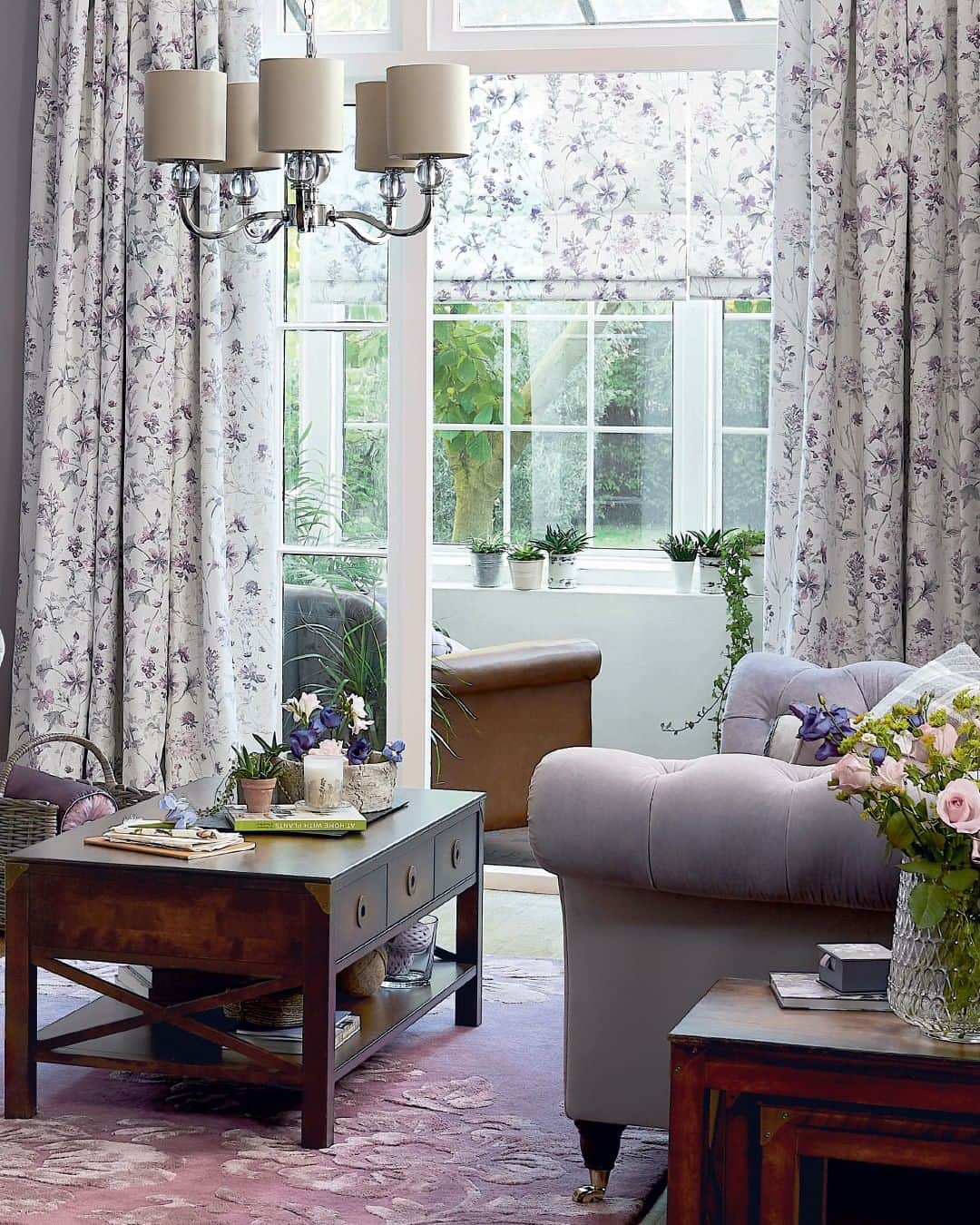 ローラアシュレイのインスタグラム：「Delicate florals are a perfect choice for a country look 🌸」