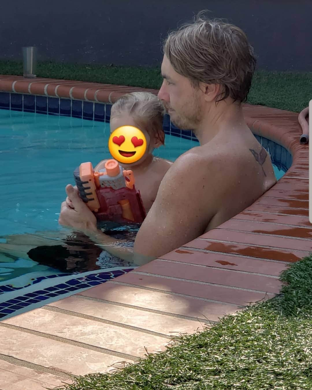 クリスティン・ベルさんのインスタグラム写真 - (クリスティン・ベルInstagram)「Happy fathers day to my one and only #dadbeast, @daxshepard. Thank u for being the softest, gentlest, most hands on dad I could have ever imagined, and thank you for always keeping us laughing.  Xo All your girls」6月18日 4時56分 - kristenanniebell