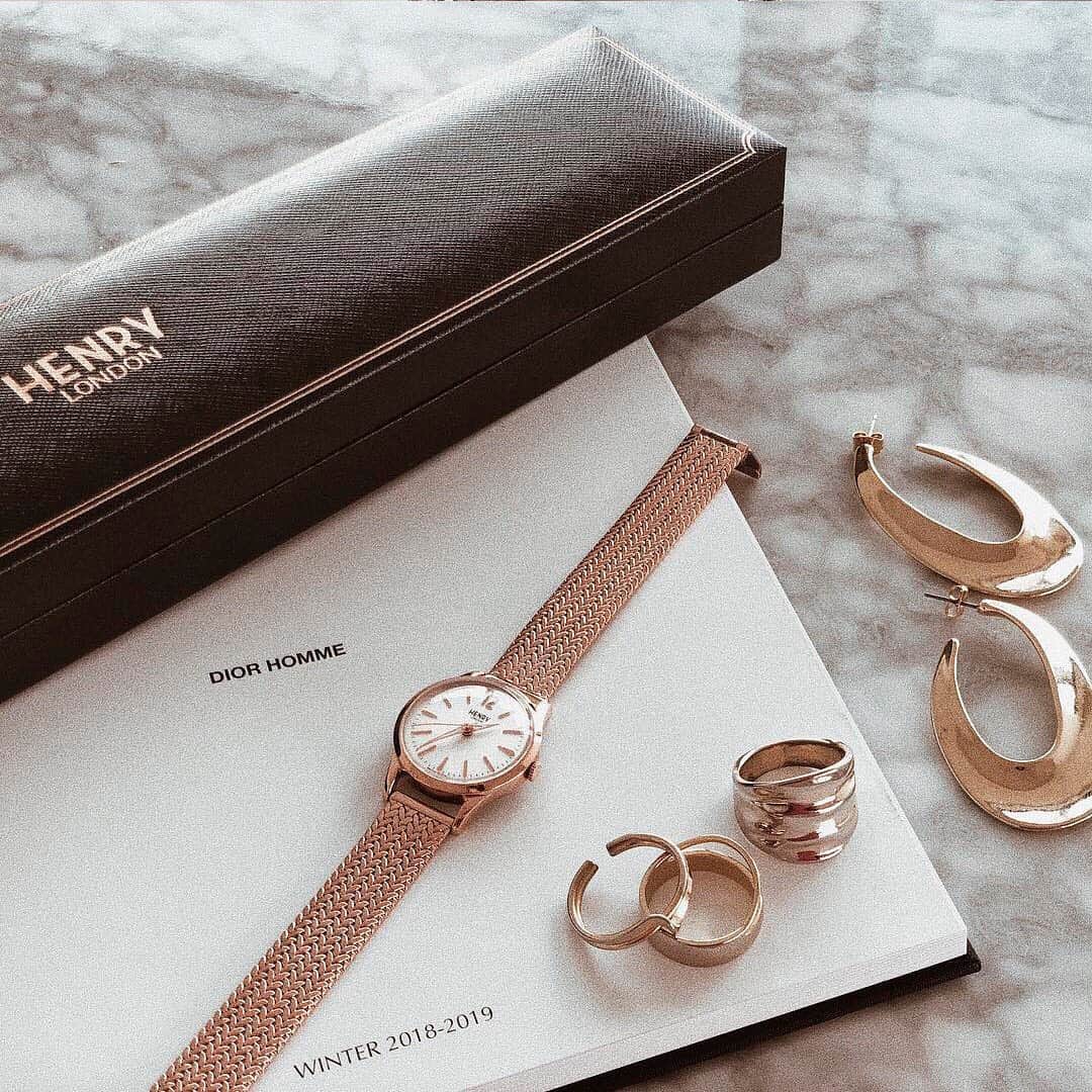 Henry London Official page of Britishさんのインスタグラム写真 - (Henry London Official page of BritishInstagram)「Monday down... It’s practically the weekend! Our dinky Richmond styled to perfection by @mikapu0519 . . . #henrylondon #henrywatches #womenswatches #womensfashion #london #britishdesign #britishbrand #vintage #heritage . #wedding #weddingideas #weddinggifts #weddingrings #weddingbells #engraving #personalgift #personalgifts #specialmoments #initials #watch #time」6月18日 5時07分 - henrywatches