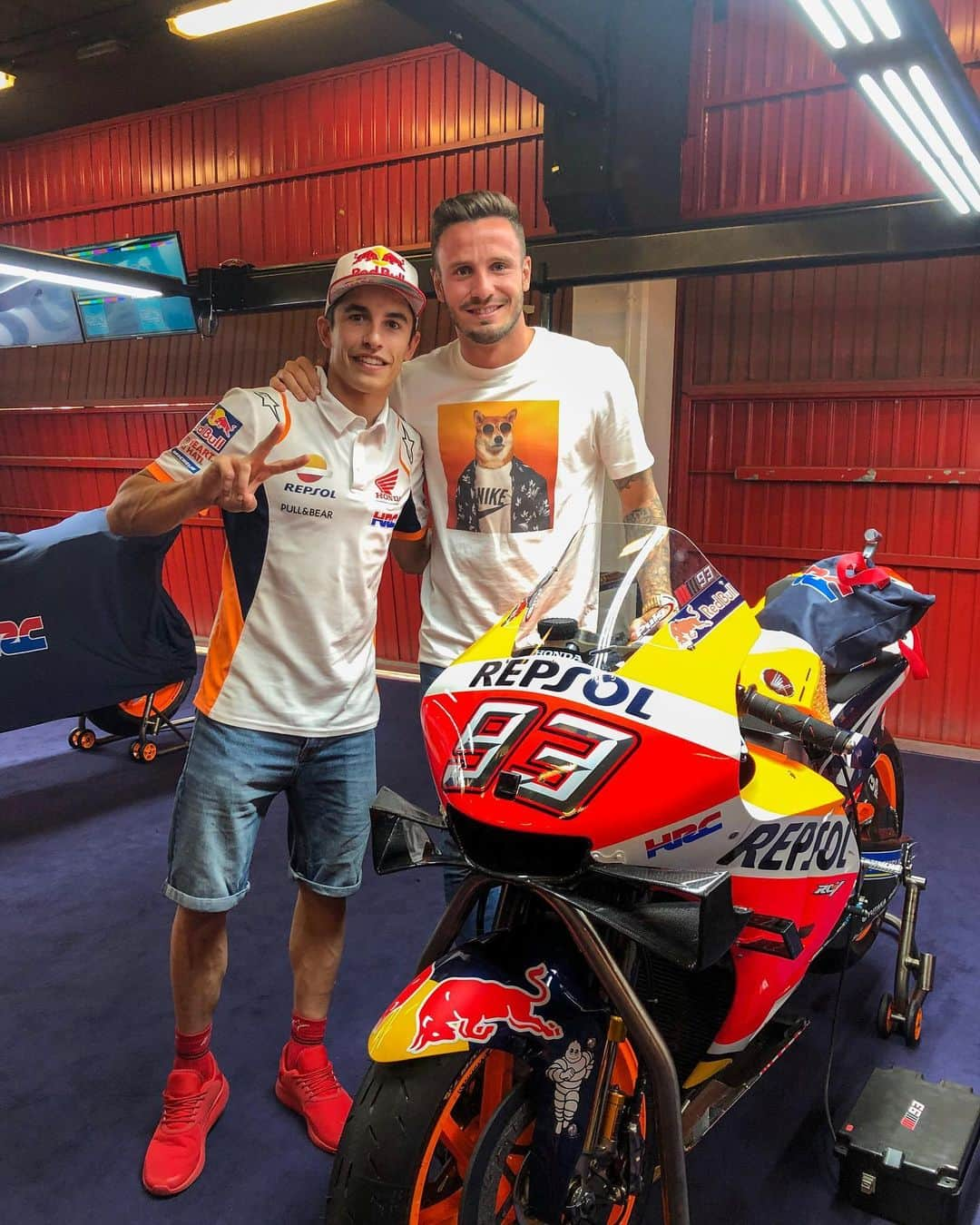 サウル・ニゲスさんのインスタグラム写真 - (サウル・ニゲスInstagram)「Las botas de la Pole del GP estarán en buenas manos  @marcmarquez93👌🏽😏 Gracias por todo, eres un crack! 🏁🏆」6月18日 5時00分 - saulniguez