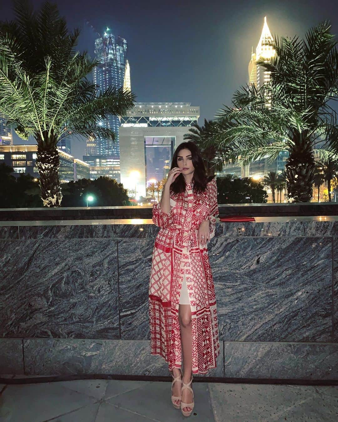 カロリーネ・セリコさんのインスタグラム写真 - (カロリーネ・セリコInstagram)「Noturnando em Dubai ✨ (Eduardo falou que eu pareço "a dona de Dubai" nessa foto. Aí postei, claro.  Quem me dera! 🙄😂)」6月18日 5時05分 - cacelico