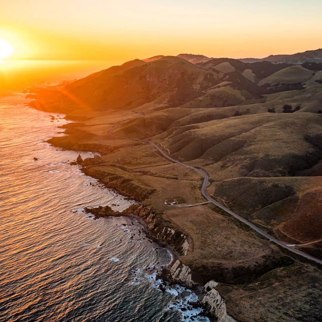 クリス・バーカードのインスタグラム：「Leaving the warmth & sun of California and heading to Denver for Outdoor Retailer Trade show this week. If you are around I’m doing a few free print signings & teaching a workshop. More info soon! After that heading to Iceland for a bike race. See y’all on the road!」