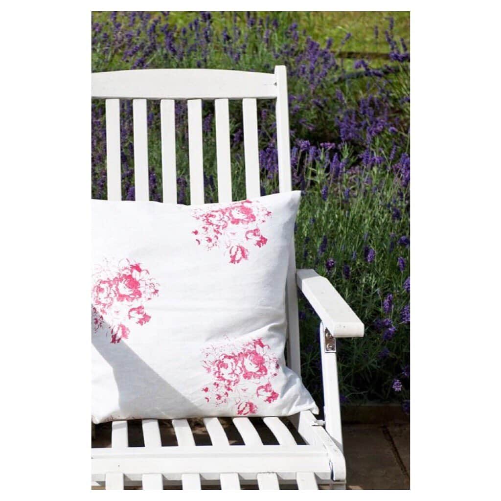 キャベジズ&ローゼズのインスタグラム：「C&R’s classic Hatley Cerise Fabric blossoms beautifully both indoors and outdoors ❤️ Add a happy splash of colour to your décor scheme with this pretty design. Order a swatch for your next project #homedecorating #britishfabric #madeinengland #linenfabric #madetoorder #homedecor #interiordecor #sustainablefabric #cabbagesandroses #cabbagesandrosesfabric @christina_strutt @cabbagesandroses_shop 👆Link In Bio👆」