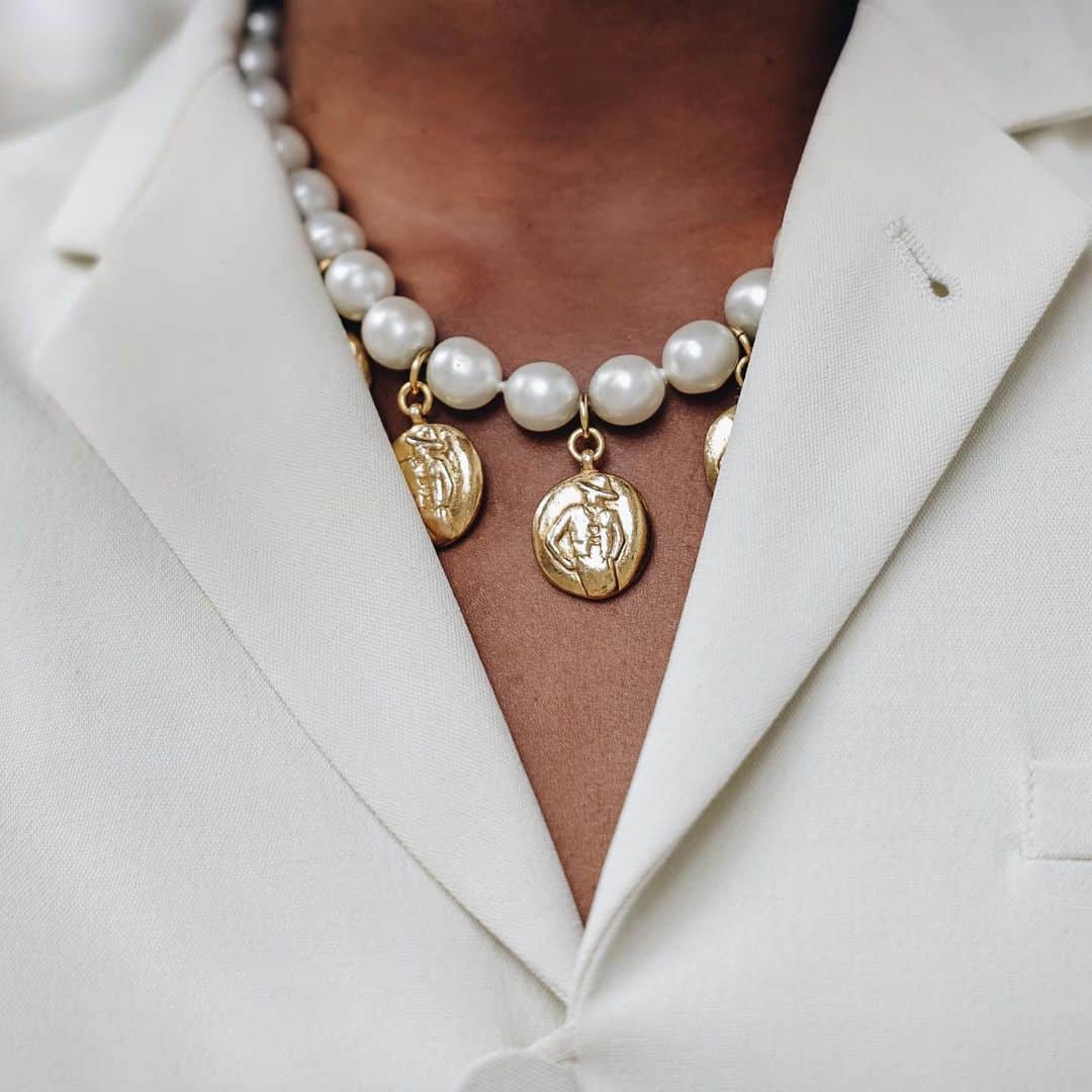 のインスタグラム：「Power up your statement accessories and shop our curated collection of luxury vintage jewelry. @africanjawn wears our Chanel pearl necklace. #WearWGACA」