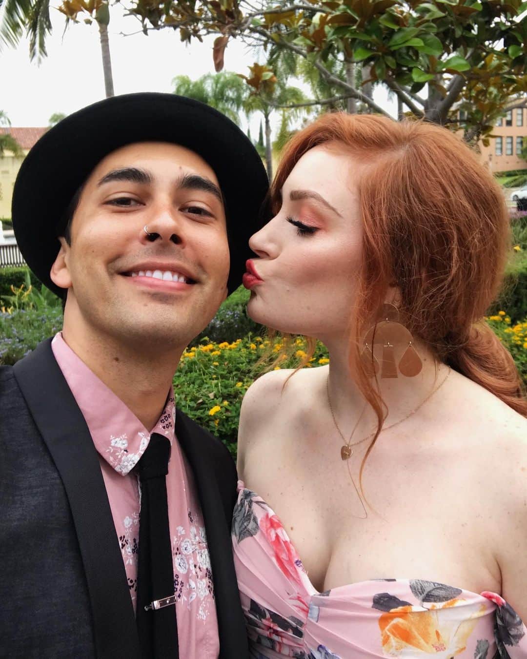 ヴィック・フエンテスのインスタグラム：「My girl loves a good matching moment🌸🌼」