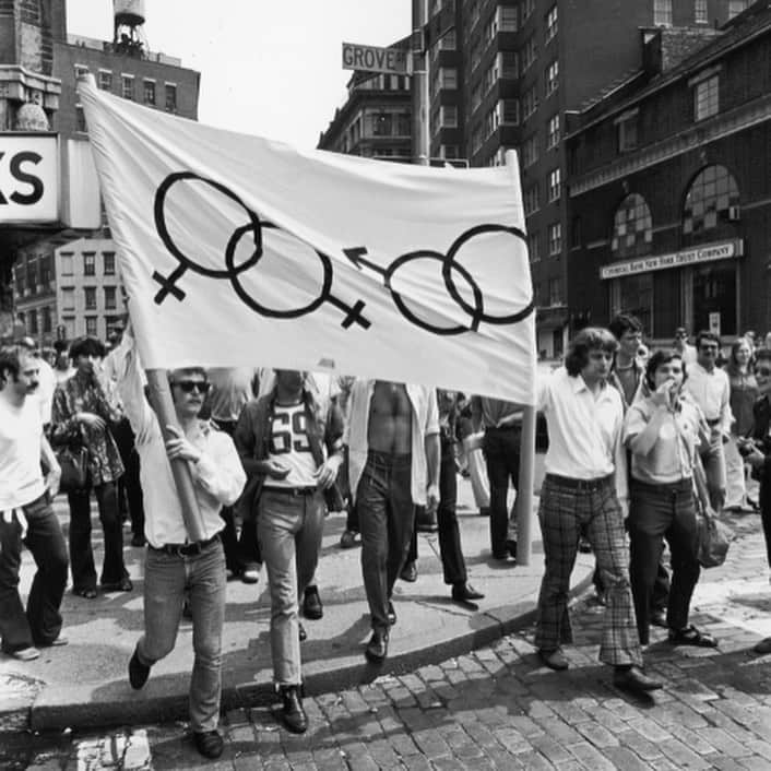ジョンバルベイトスさんのインスタグラム写真 - (ジョンバルベイトスInstagram)「In honor of WorldPride coming to New York City, this #HistoricalMonday looks back at the Pride Marches that came before. From the first mass LGBTQ rally 1 month after the 1969 Stonewall Police Raid, to its 25th anniversary in 1994, to its expansions into a global movement – We’re ready for #Stonewall50🌈#JVPRIDE #WorldPride (photos 1 & 2: New York, NY 1969) (photo 3: West Hollywood, CA 1991) (photo 4: New York, NY 1994)」6月18日 5時29分 - johnvarvatos
