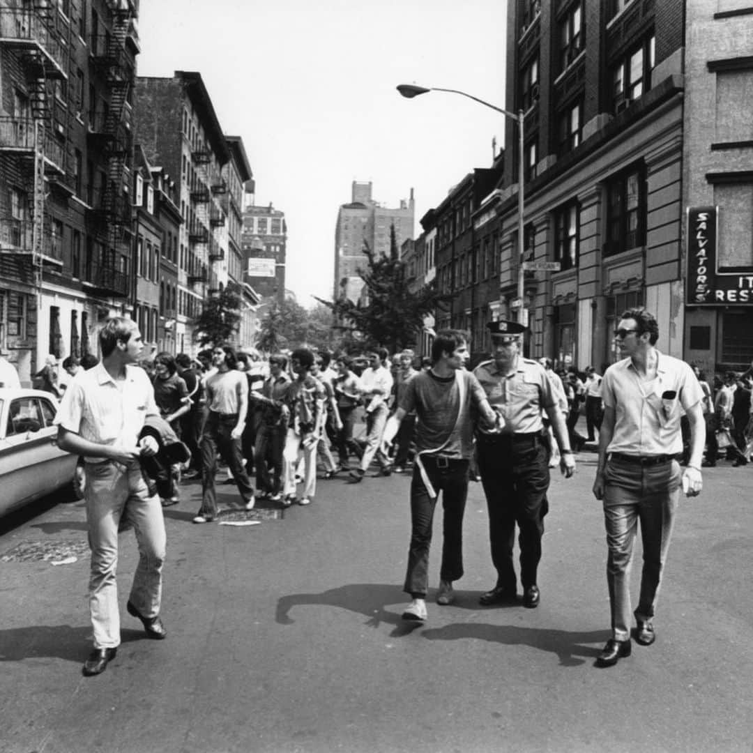 ジョンバルベイトスさんのインスタグラム写真 - (ジョンバルベイトスInstagram)「In honor of WorldPride coming to New York City, this #HistoricalMonday looks back at the Pride Marches that came before. From the first mass LGBTQ rally 1 month after the 1969 Stonewall Police Raid, to its 25th anniversary in 1994, to its expansions into a global movement – We’re ready for #Stonewall50🌈#JVPRIDE #WorldPride (photos 1 & 2: New York, NY 1969) (photo 3: West Hollywood, CA 1991) (photo 4: New York, NY 1994)」6月18日 5時29分 - johnvarvatos