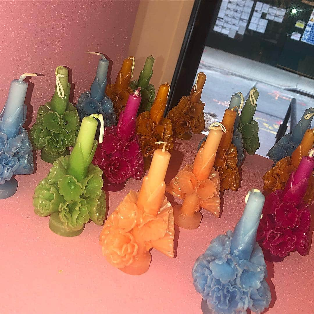 オープニングセレモニーさんのインスタグラム写真 - (オープニングセレモニーInstagram)「Handmade cowboy boots! Abstract body pillows! Ceramic bongs! Keychains! Ponyhair wallets! Angelic baby candles! USB flash drives! Bandanas! 💓💭🍉🖲🥀🕷🤠🧝🏼‍♀️🦋💫🥬🌮 Shop all our marketplace finds, exclusive ceramic and art objects, and way more — in stores (and some online) 🍭 #YEAROFMEXICO」6月18日 5時38分 - openingceremony