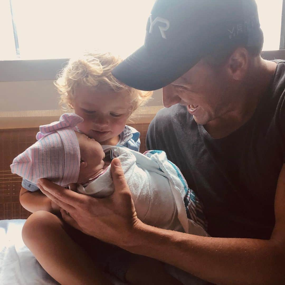 ライアン・ロクテさんのインスタグラム写真 - (ライアン・ロクテInstagram)「Miracle #2 witnessed. Liv Rae Lochte was born today at 10:20am. 7lbs 8oz. At 20inch long. She is perfect in every way! #blessed #daddysgirl #lochtefamilyof4」6月18日 5時45分 - ryanlochte