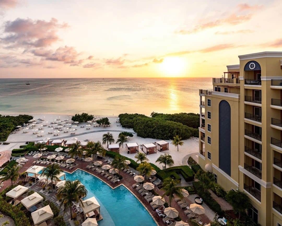 リッツ・カールトンさんのインスタグラム写真 - (リッツ・カールトンInstagram)「Set your sights on golden skies and unforgettable getaways. ⁣﻿ ⁣﻿ #Aruba #sunseekers #Caribbean #island #sunrise #horizon #beach #sea #waves #coast #pool #swimmingpool #roomwithaview #serenity #vacation #getaway #travel #travelgram #Instatravel #traveldiaries」6月18日 6時00分 - ritzcarlton