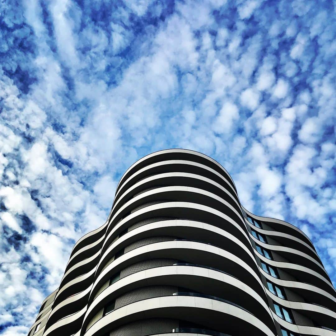 メラニー・サイクスさんのインスタグラム写真 - (メラニー・サイクスInstagram)「Through the roof 💙 shot on my iPhone. #convertible #londonsky #southlondon #sky #clouds #skygazer」6月18日 5時52分 - msmelaniesykes