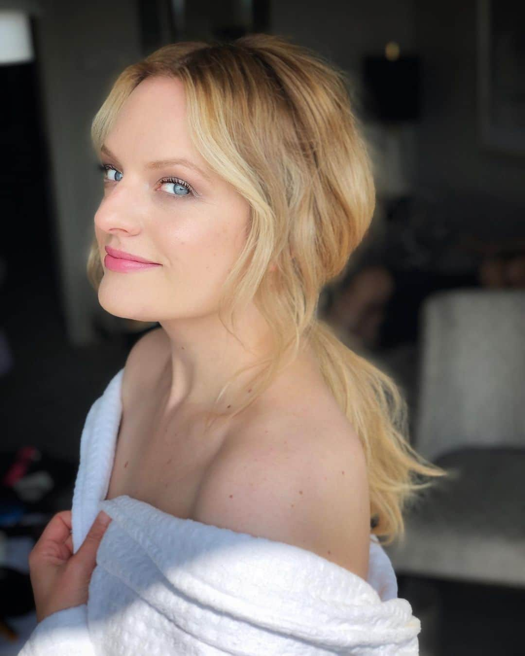 エリザベス・モスさんのインスタグラム写真 - (エリザベス・モスInstagram)「💕 hair @sunniebrook makeup @kayleenmcadams 💕 #mtv」6月18日 5時52分 - elisabethmossofficial