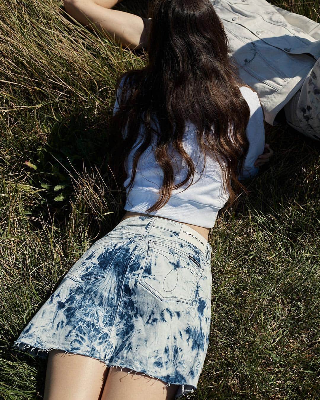 Calvin Kleinさんのインスタグラム写真 - (Calvin KleinInstagram)「🆕 essentials: bring #tiedye to your Summer wardrobe with the #CALVINKLEIN Festival Edit. ⠀⠀⠀⠀⠀⠀⠀⠀ Tap to shop #CKFestival or discover the full collection at CALVINKLEIN.COM [EU].」6月18日 5時52分 - calvinklein