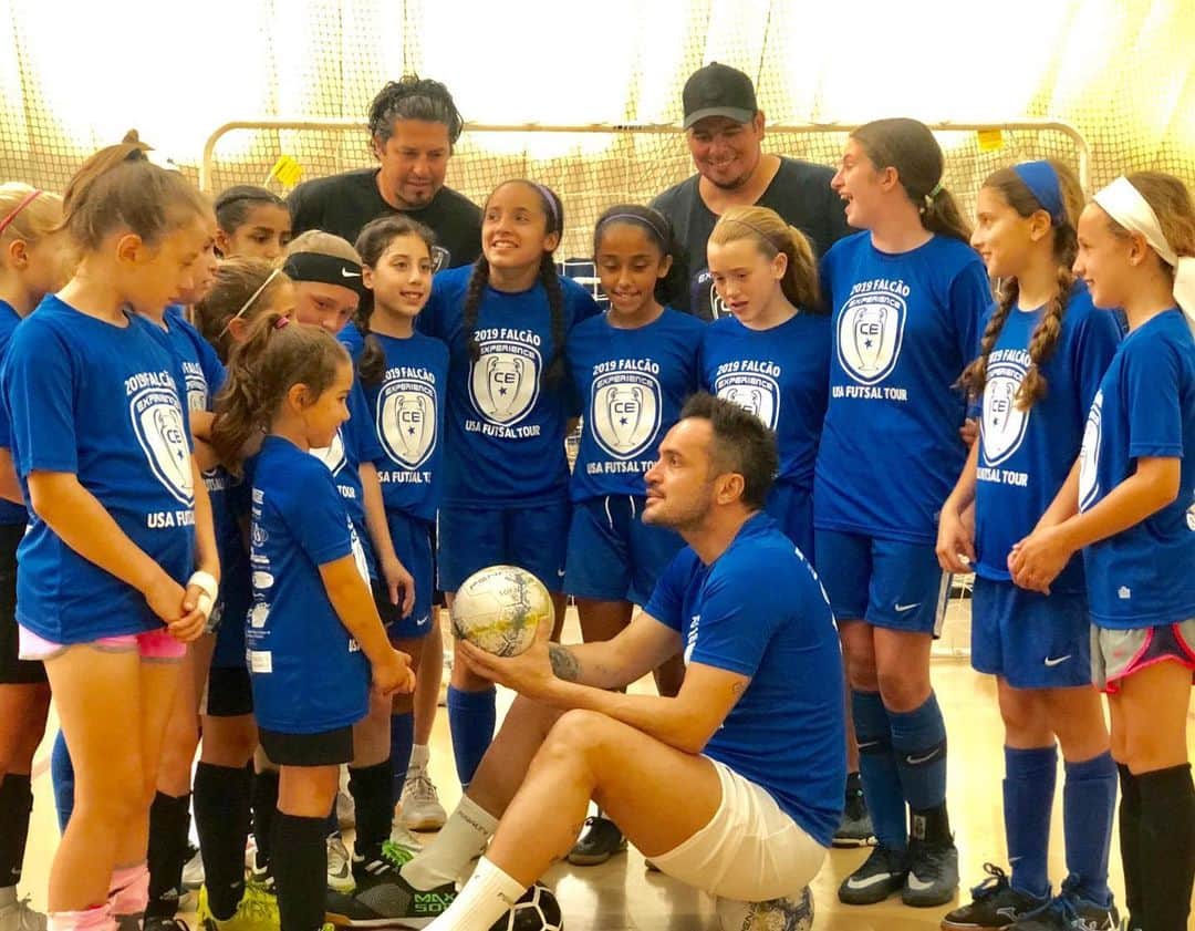 アレッサンドロ・ローザ・ヴィエイラのインスタグラム：「Lindas,princesas,doces e ainda jogam e querem jogar futebol 🥅 ⚽️ futsal,seja assim em qualquer lugar do mundo! #Falcaoexperience no EUA 🇺🇸 inclusive é para meninas ❤️❤️——— Girls power 👊🏻! Amazing to see the young ladies practicing and playing Futsal in a high level! Hope to see this soon all over the world 🌎! #Falcaoexperience in the USA 🇺🇸」