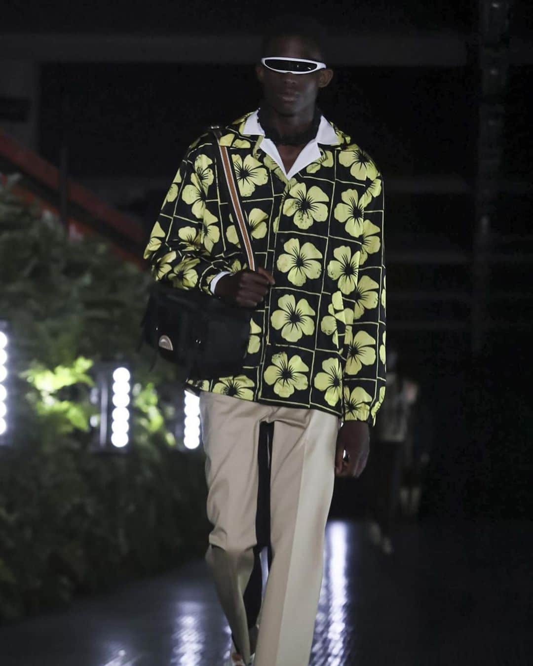 HYPEBEASTさんのインスタグラム写真 - (HYPEBEASTInstagram)「@hypebeaststyle: @palmangels has unveiled its #SS20 collection. The popular streetwear imprint returns to #MilanFashionWeek with a laidback, tropical-inspired collection comprised of floral patterns, butterfly prints, heavy logomania, tie-dyes, and plaid layering pieces. Tap our bio link to see every look from the collection. Photo: Gio Statiano/NowFashion」6月18日 5時54分 - hypebeast
