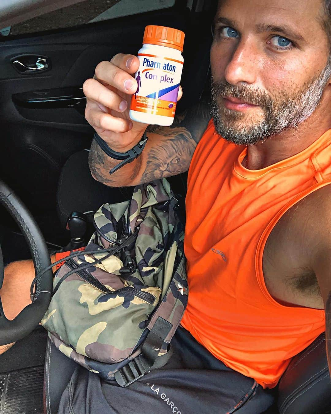 Bruno Gagliassoさんのインスタグラム写真 - (Bruno GagliassoInstagram)「De volta aos trabalhos e agora na versão mais vitaminado do que nunca! Focado na meia maratona do Rio!☝🏽 É claro que @pharmatonbr foi na minha mochila 🎒 e eu voltei com ainda mais disposição e vontade de realizar mil coisas. 👊🏿👊🏿👊🏿 Quer esse aliado na sua rotina também? Aproveita que tá rolando o #DesafioPharmaton !!!!!!! Experimente e se você não gostar, pode pedir o seu dinheiro de volta... Mas eu aposto que você vai virar tão fã quanto eu! 😉 #ad」6月18日 5時54分 - brunogagliasso