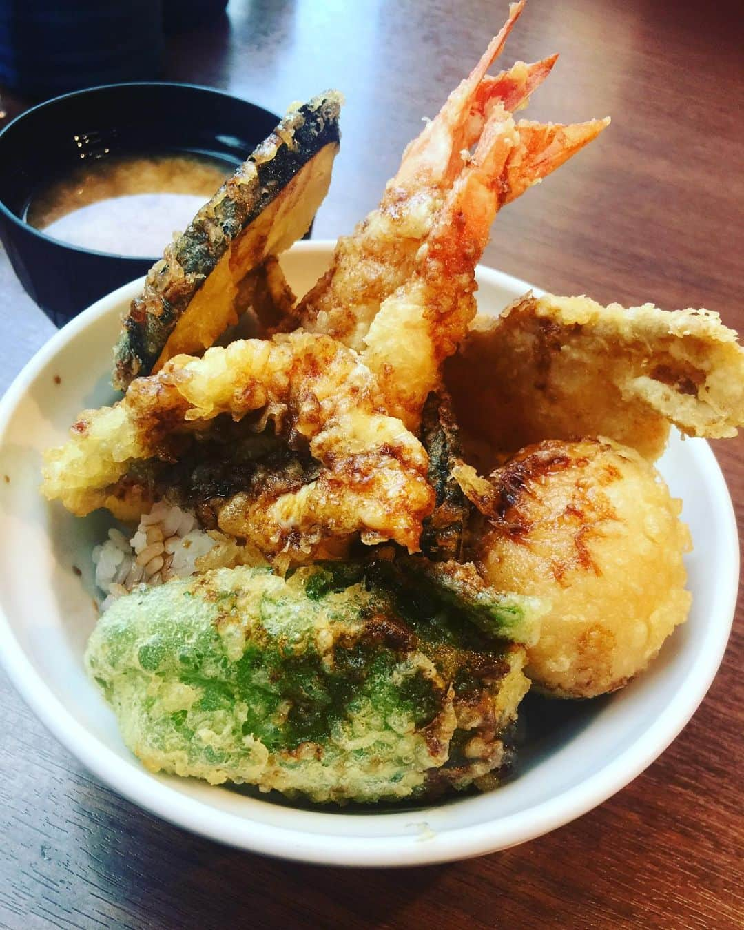 一井悠理さんのインスタグラム写真 - (一井悠理Instagram)「大好きな天丼❤️😍❤️ 幸せすぎるー(੭ु♡ڡ♡)੭ु‧º·˚ (食べ物) #らんち #lunch #dinner #おいしすぎる  #天丼 #温玉天ぷら #穴子の天ぷら #海老の天ぷら #てんどんまん #天丼たかお #明太子食べ放題」6月18日 16時54分 - yuripoyo.1212