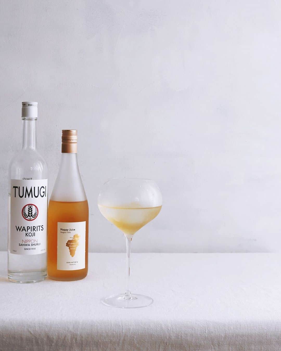 樋口正樹さんのインスタグラム写真 - (樋口正樹Instagram)「Tumugi & Happy juice . オサワイナリーの ブドウジュースは 格別に美味しくて、 ツムギと合わすと さらに風味を醸し、 夏イチの一杯です。 @wapirits.tumugi . ちなみに最近 女優の手塚理美さんが ツムギにはまってる！ とても嬉しい！ @tezuka_satomi . . . #tumugi #wapiritsTUMUGI #wapirits #Kojisour #mixology #cocktail #mixologyst #madeincocktails #craftcocktails #mixologyart #madeinjapan #happyjuice #ハッピージュース #オサワイナリー #osawinary #ミクソロジー #大分 #宇佐 #三和酒類 #スピリッツ #和ピリッツ #カクテル #レーマングラス #lehmannglass」6月18日 16時54分 - higuccini