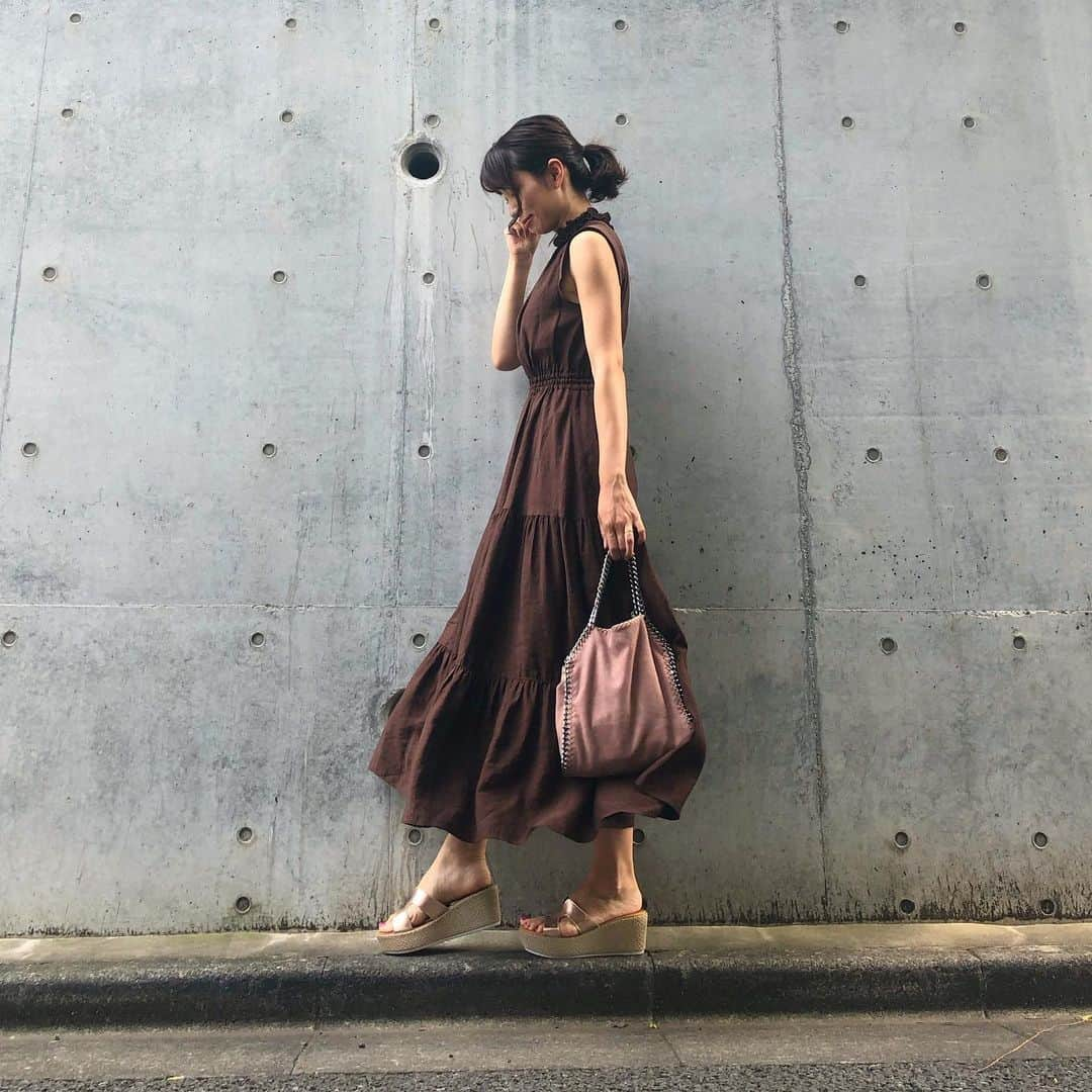 筧沙奈恵さんのインスタグラム写真 - (筧沙奈恵Instagram)「brown×pink ・ イエベ秋の私が得意なダークブラウンのワンピース❤️ ・ ソフトなピンクのバッグと合わせて、柔らかく😌 ・ #dress #laymee #レイミー #bag #stellamaccartneybag #ステラマッカートニー #shoes #neuemarche #ノイエマルシェ ・ #ママコーデ #ママファッション #きれいめカジュアル #ワンピース #ティアードワンピース #イエベ秋」6月18日 16時55分 - sanaekakei