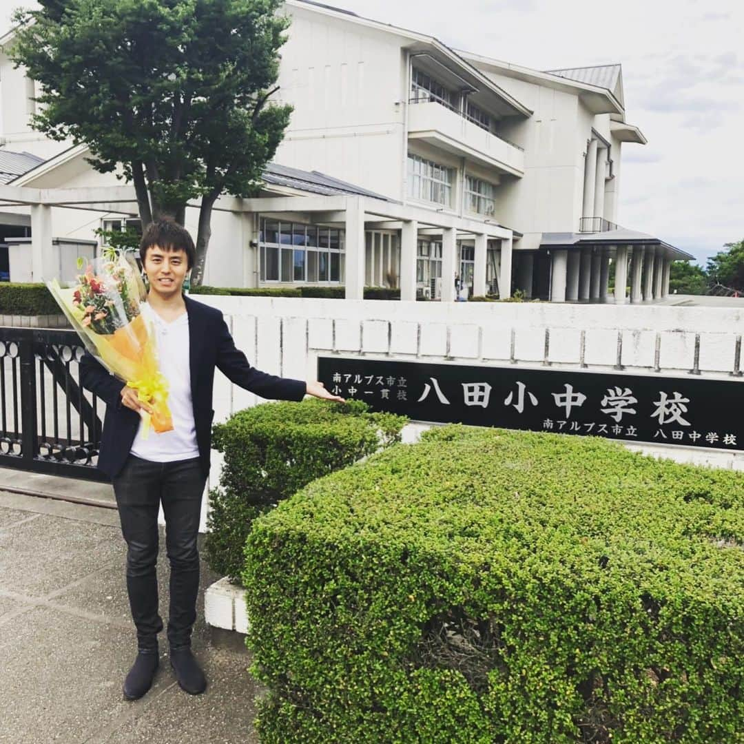 神宮司治さんのインスタグラム写真 - (神宮司治Instagram)「山梨県にある八田中学校にて職業講話をさせてもらいました！ 20数年振りに給食も食べられましたし、生徒皆さんのキラキラの眼差しが素晴らしかった。 みんな、頑張ろうねーー！！！！ #神宮司治  #ドラム  #職業講話  #八田中学校  #山梨県  #給食」6月18日 16時50分 - ojro_men