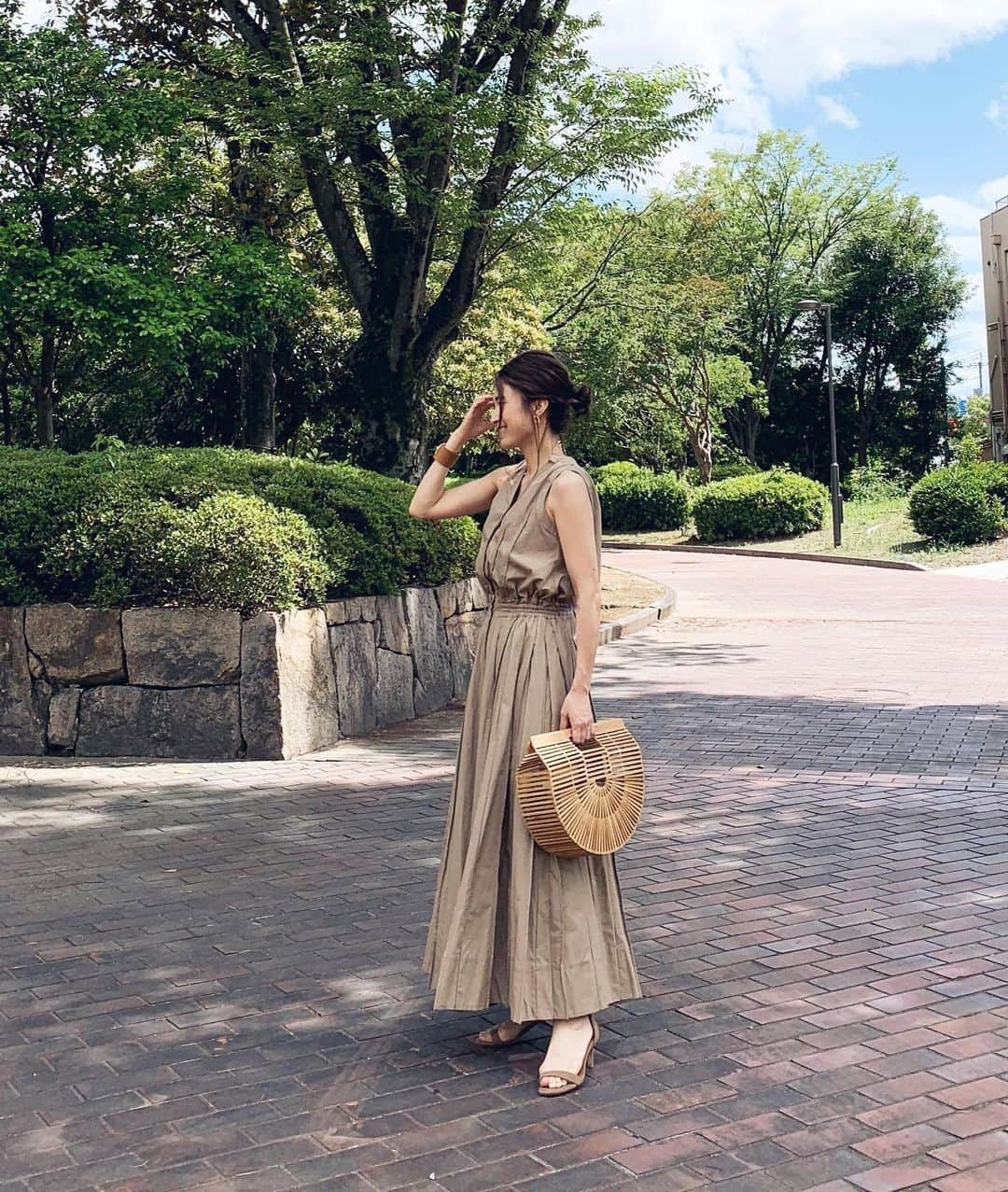 斎藤寛子さんのインスタグラム写真 - (斎藤寛子Instagram)「時には女性らしい服も着なきゃね〜👗. . ハリのある素材でボックスプリーツがたっぷりとあるから、風に吹かれてヒラリ〜🍃なんて心配のない安心感がいい🙆‍♀️. . one-piece #casafline @casa_fline . . #カーサフライン #CASAFLINEforEARTH #ブラウジングノースリーブワンピース #coordinate #outfit#ootd#ママファッション#ママコーデ#カジュアル#大人カジュアル」6月18日 16時52分 - hiroko4life