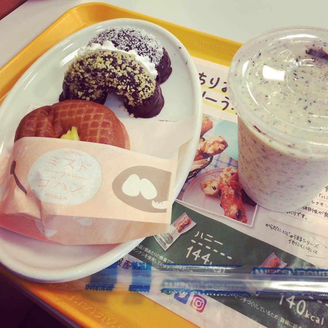 加藤千恵のインスタグラム：「先日のミスド。ココナツチョコレートとゴールデンチョコレートって好きなものの組み合わせだ、最強！ って思って買ったものの、単体のほうがおいしいかも……、という感想。飲み物は安定のチョコファッジシェイク。」