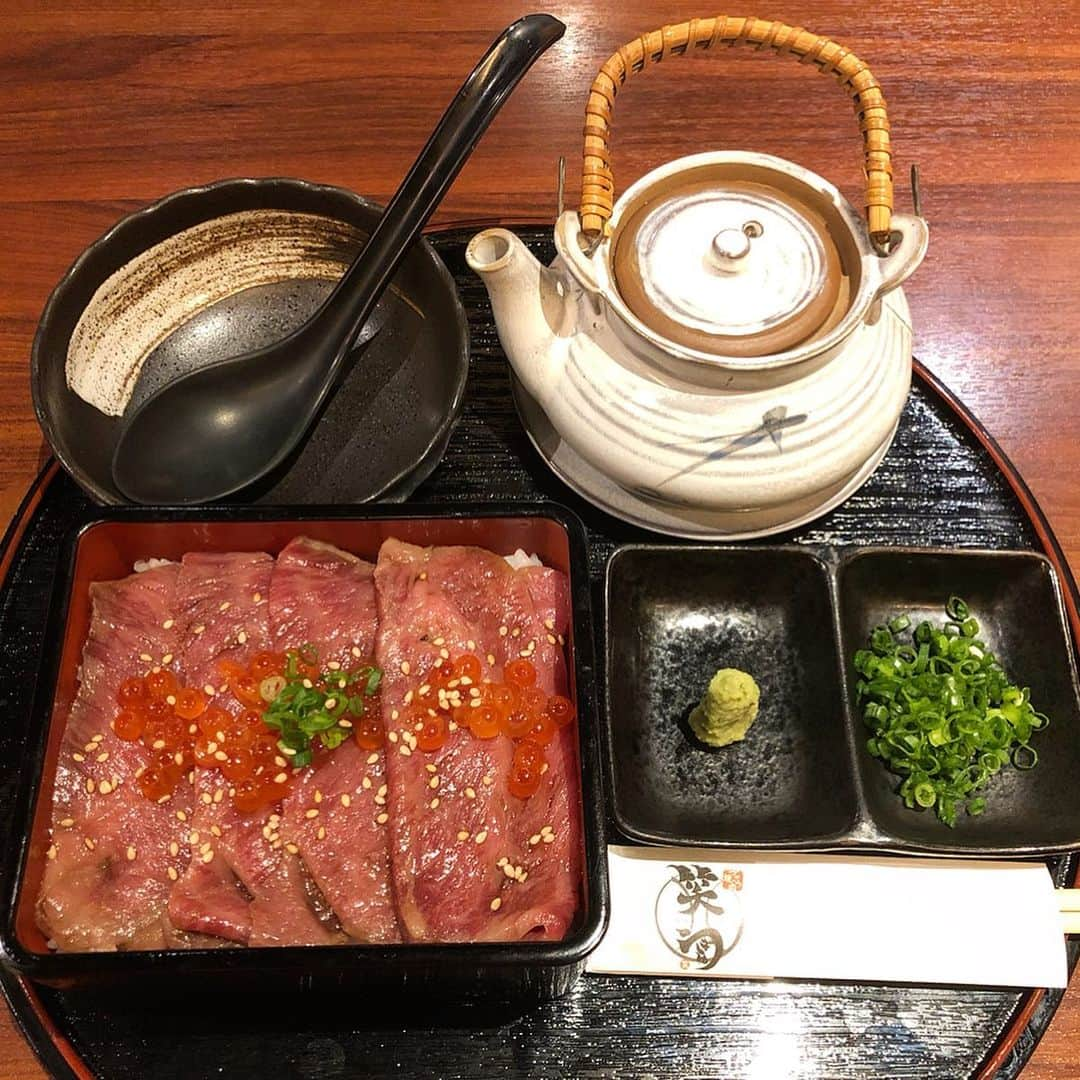 大西宏明さんのインスタグラム写真 - (大西宏明Instagram)「これ🍚めっちゃ美味しかったぁ😋  ひつまぶし風肉茶漬け🥢🥩 (*'▽'*) #最高の〆  #笑ぎゅう  #新メニュー  #肉茶漬け  #ひつまぶし風肉茶漬け #めっちゃ美味しい  #レア肉  #いくら  #3日間 炊いた #牛骨スープ の出汁 #映える  #焼肉 #焼肉屋 の〆 #その辺で飲んだ帰りでも #〆茶漬け  #見た目も味も最高です  #是非ご賞味あれ ✌️ #美味しい #旨い #yammy  #飯テロ  #smile #ほなっ！！」6月18日 15時25分 - ohnishi_hiroaki_0428